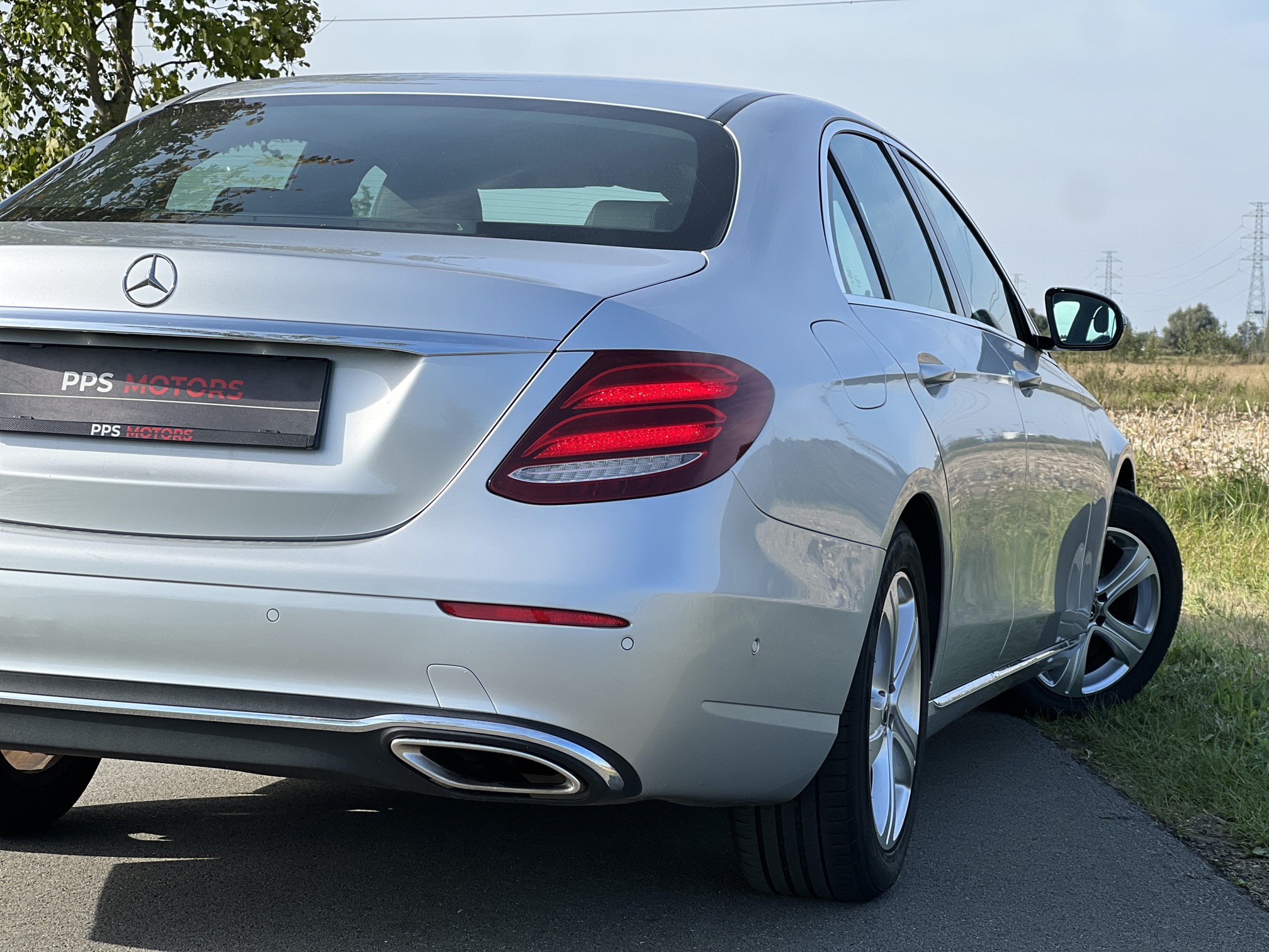 Mercedes Benz E200 SEDAN photo 14