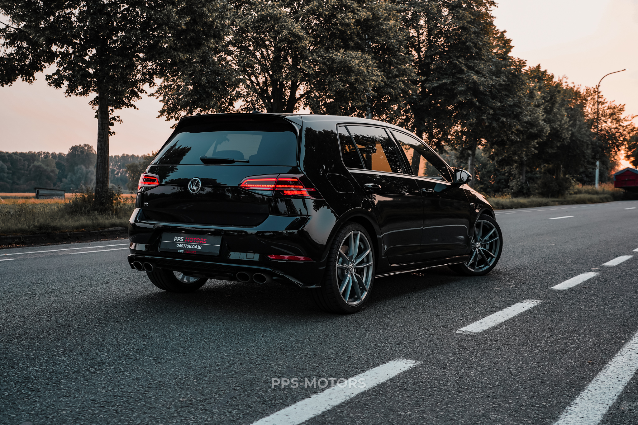 Volkswagen GOLF R 2.0 TSI 4MOTION photo 10