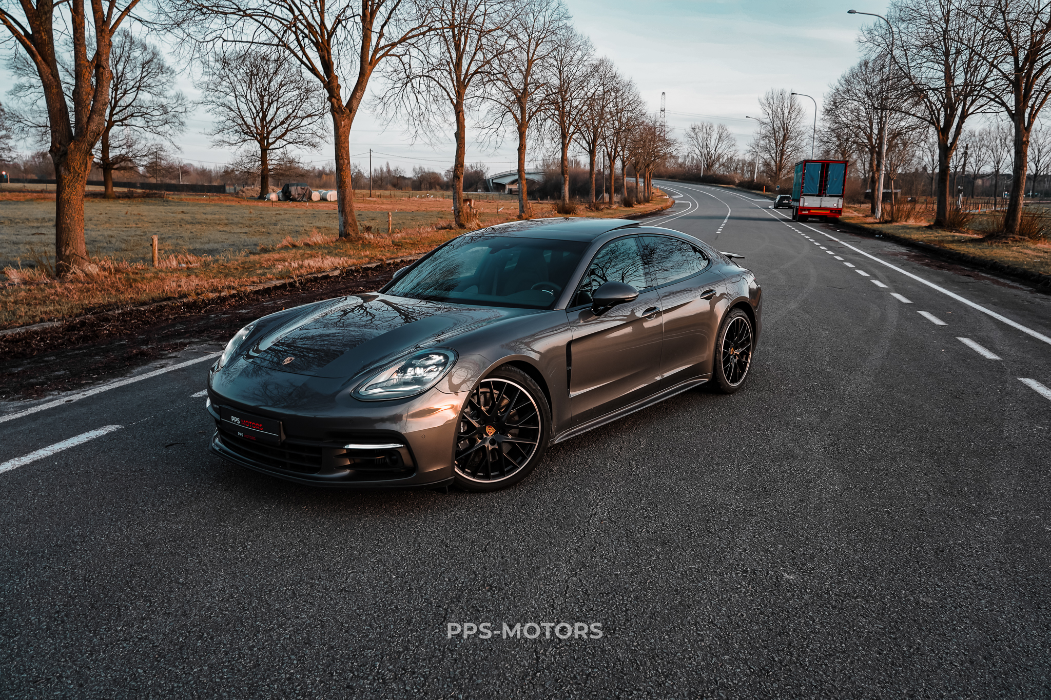 Porsche PANAMERA 4 E-HYBRID photo 2