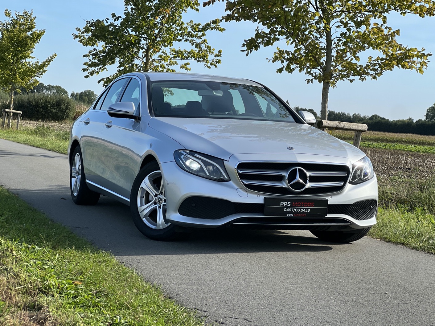 Mercedes Benz E200 SEDAN photo 3