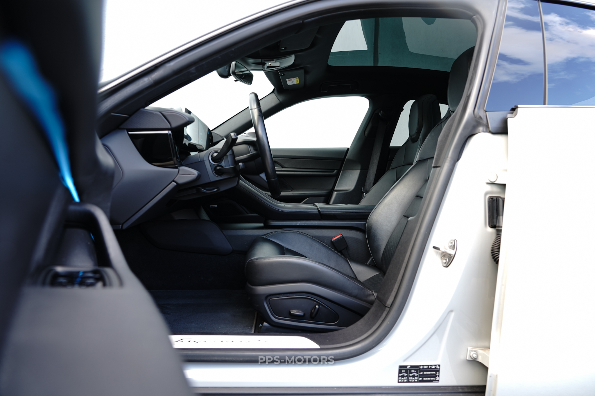 Porsche TAYCAN 4S SPORTDESIGN photo 8