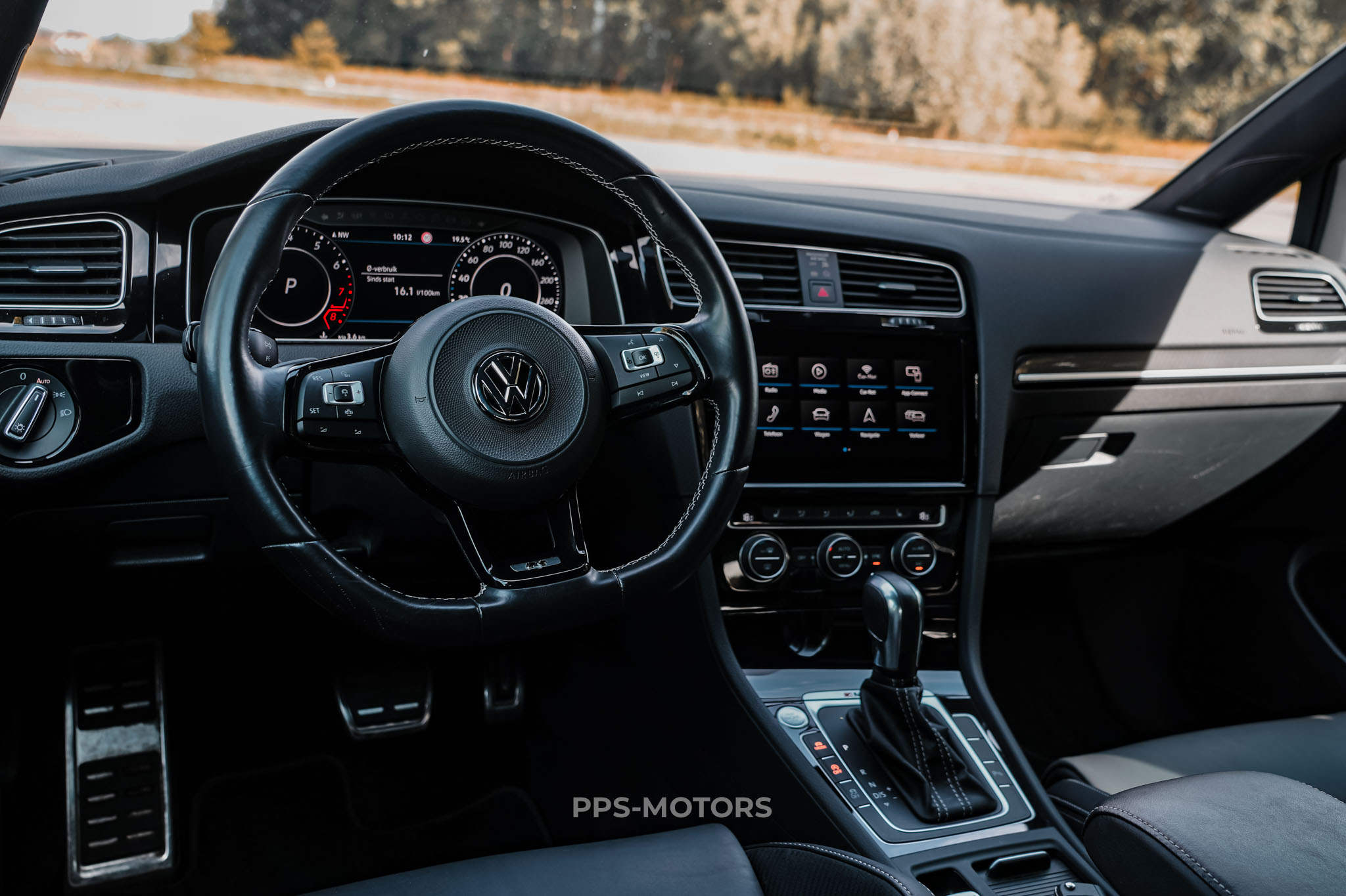 Volkswagen GOLF R 2.0 TSI 4MOTION photo 20