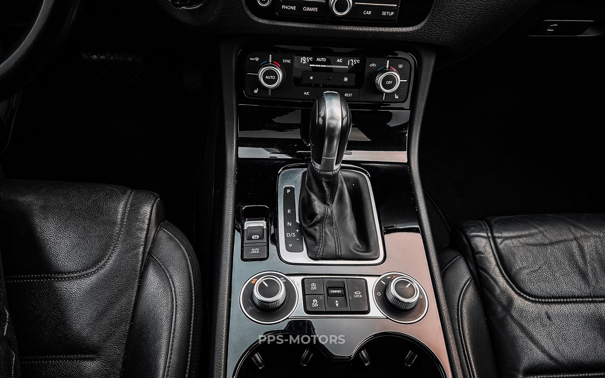 Volkswagen TOUAREG 3.0 TDI V6 R-LINE photo 21