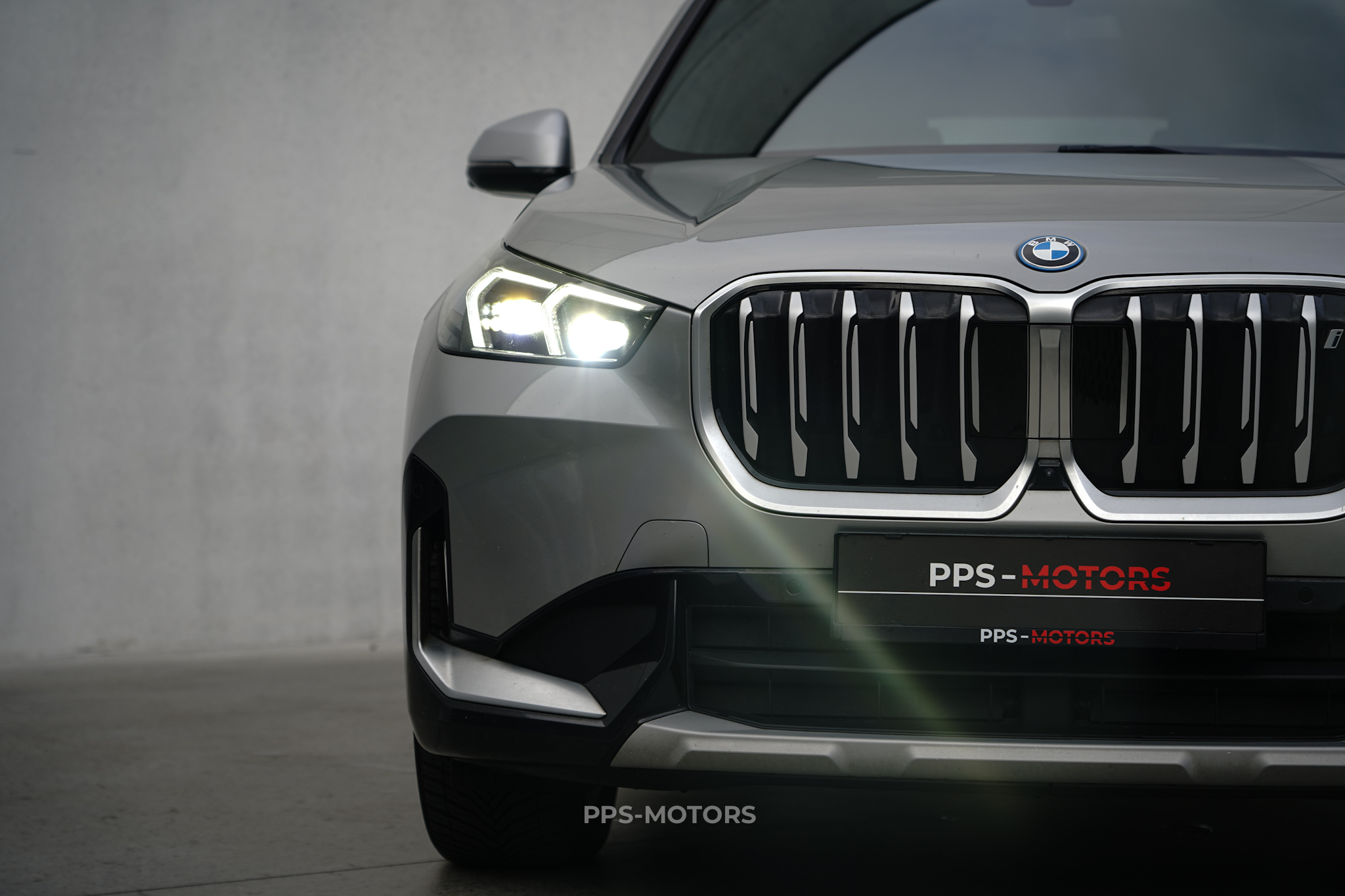 BMW iX1 30e xDrive photo 9