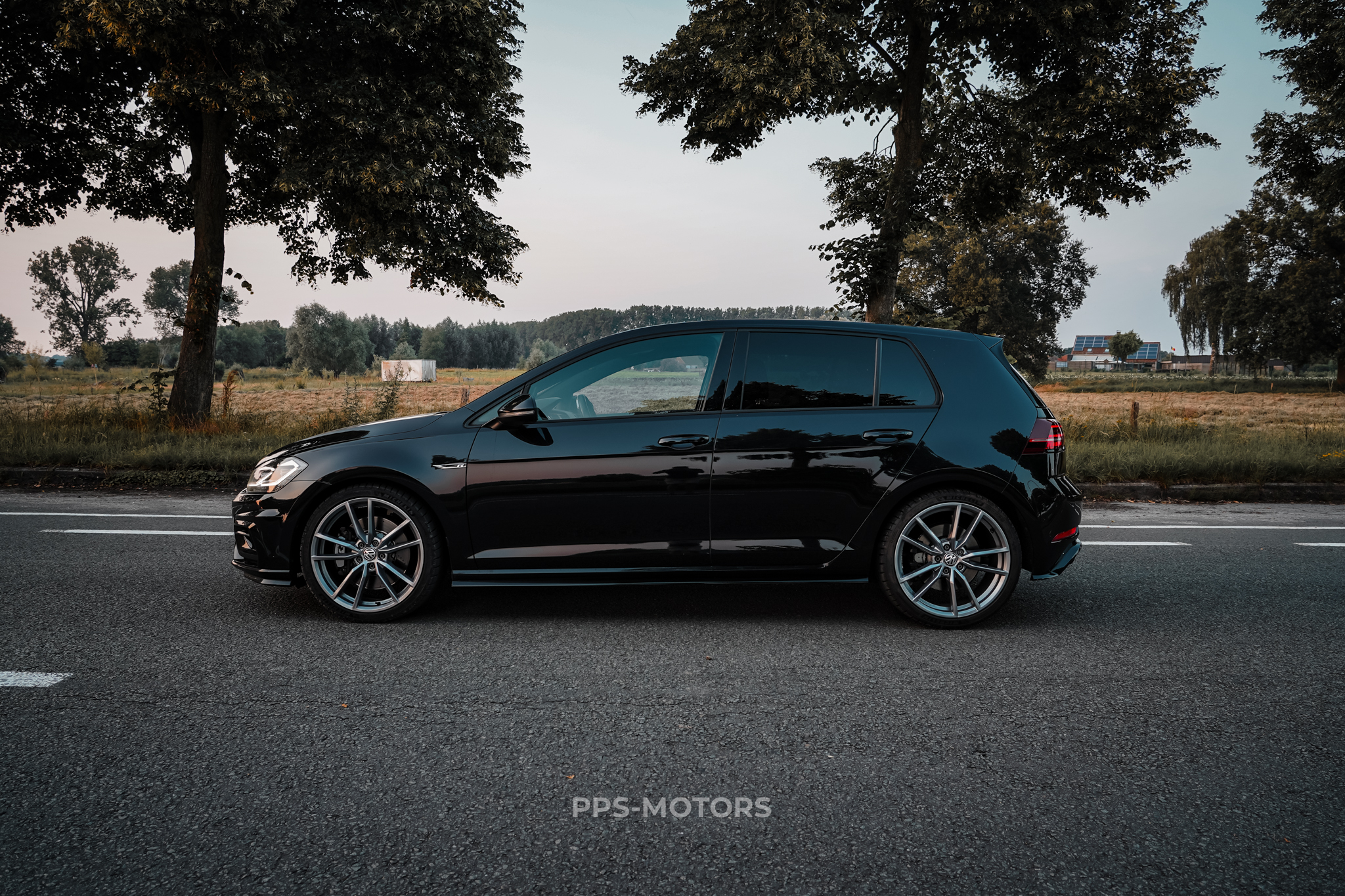 Volkswagen GOLF R 2.0 TSI 4MOTION photo 4