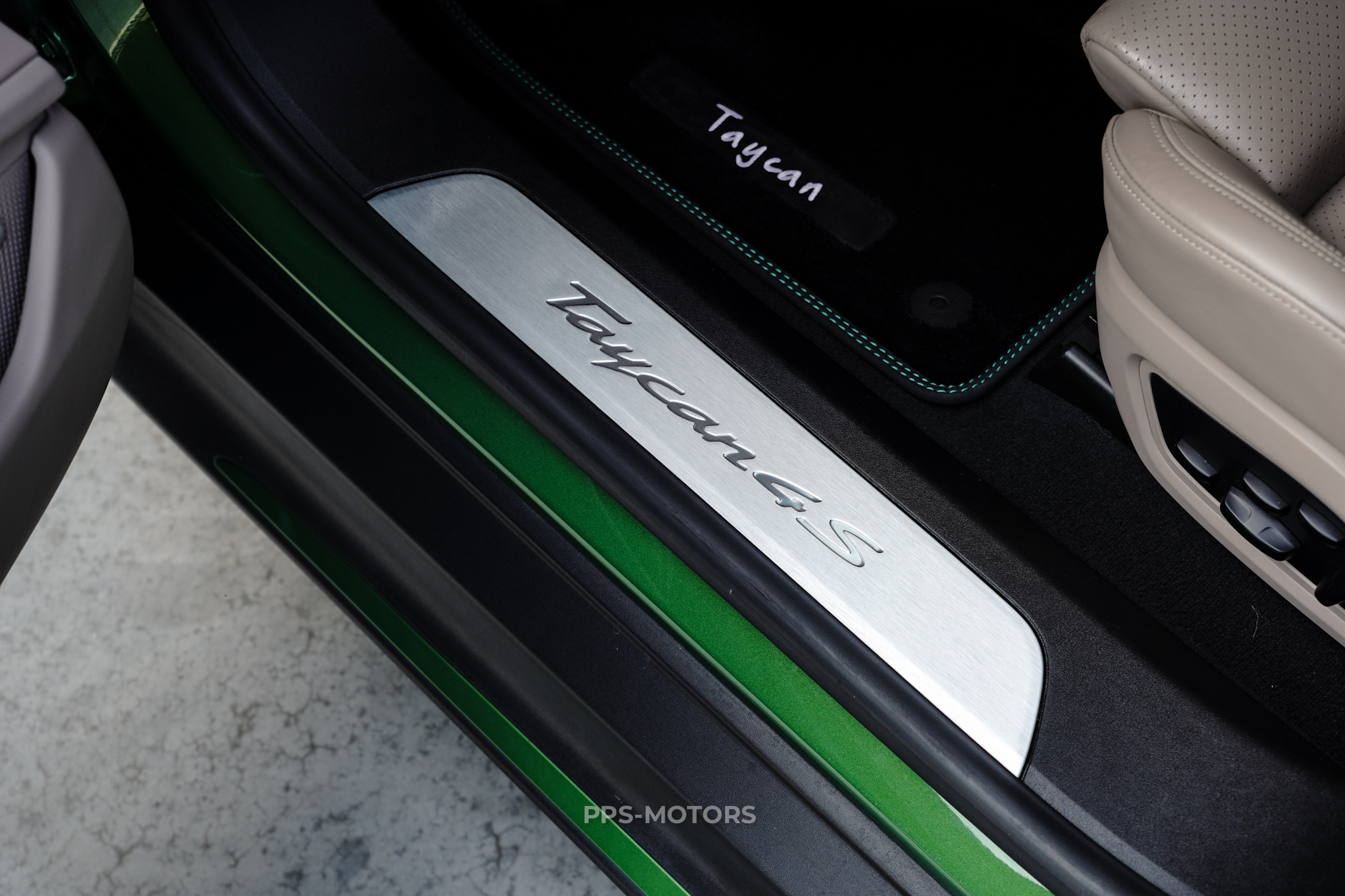 Porsche TAYCAN 4S photo 24