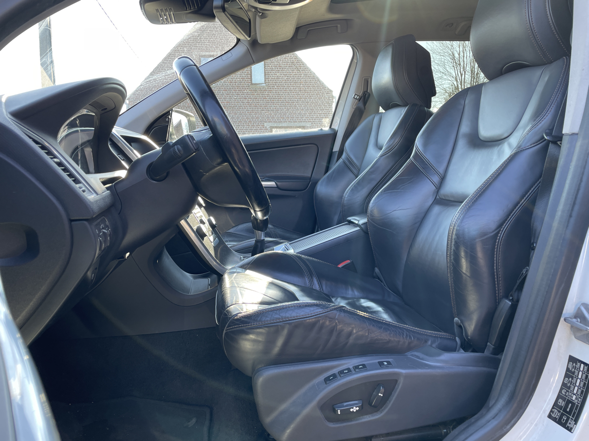 Volvo XC60 2.0 D3 R-DESIGN photo 4