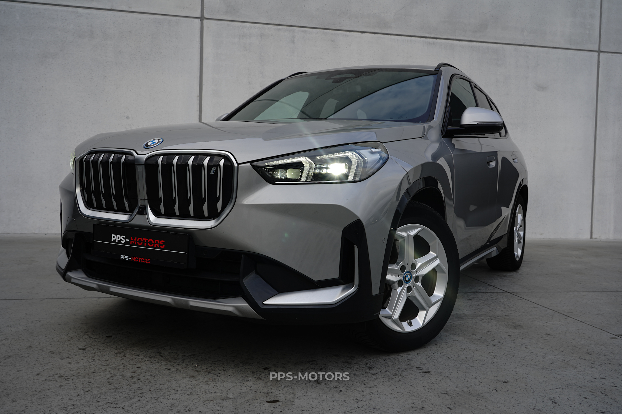BMW iX1 30e xDrive photo 7