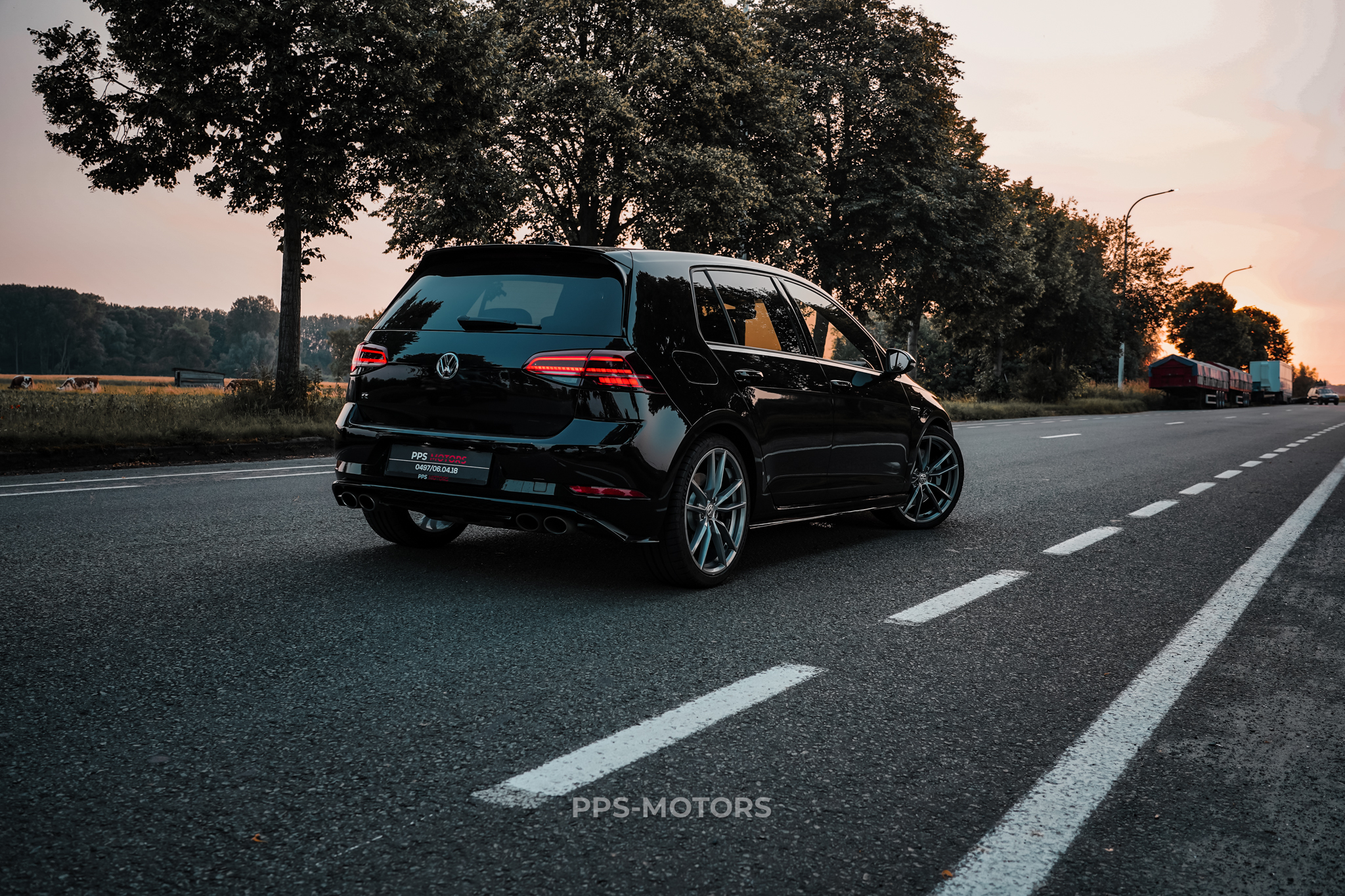Volkswagen GOLF R 2.0 TSI 4MOTION photo 11