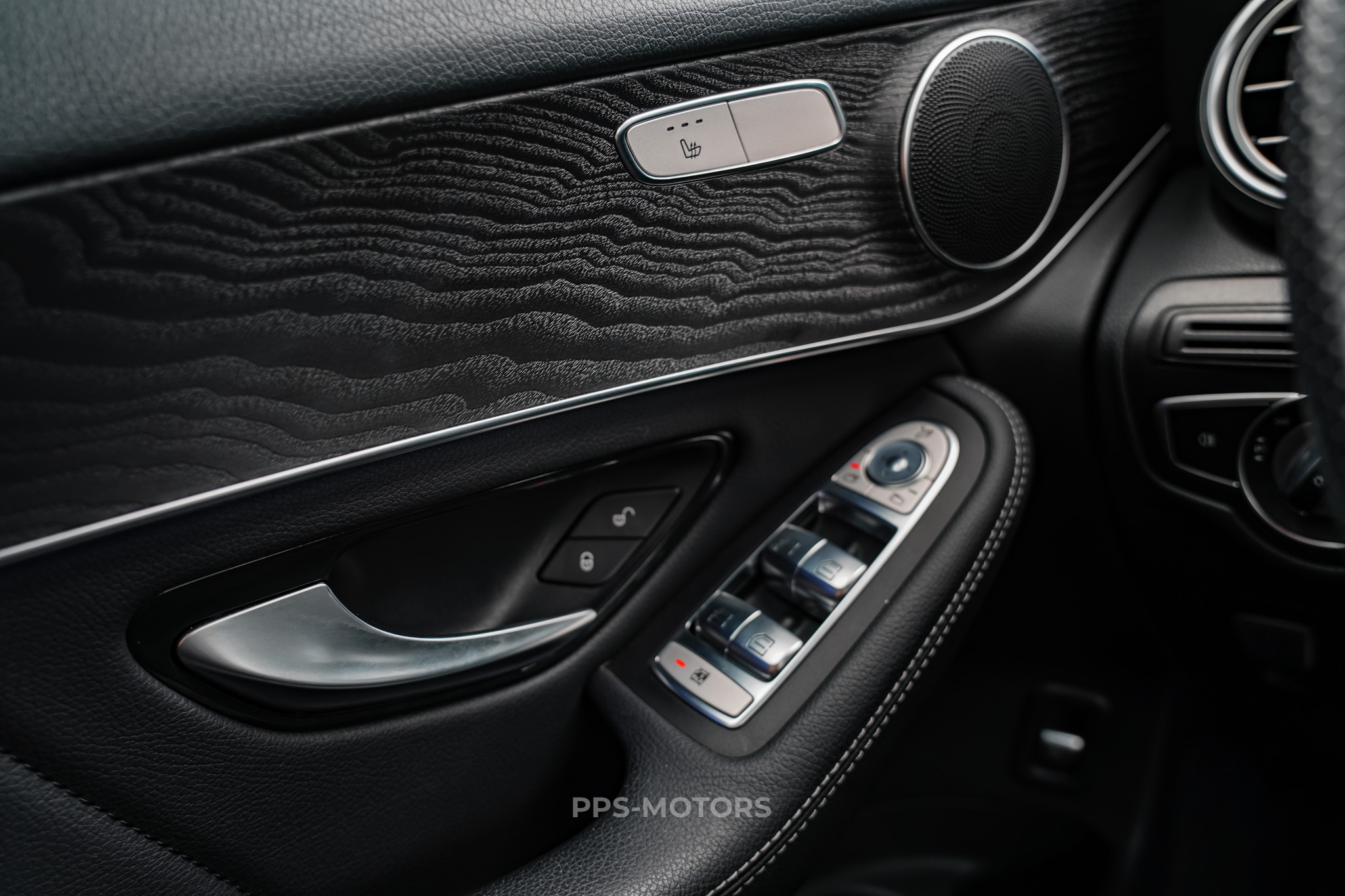 Mercedes Benz GLC 220d 4-MATIC AMG PACK photo 21