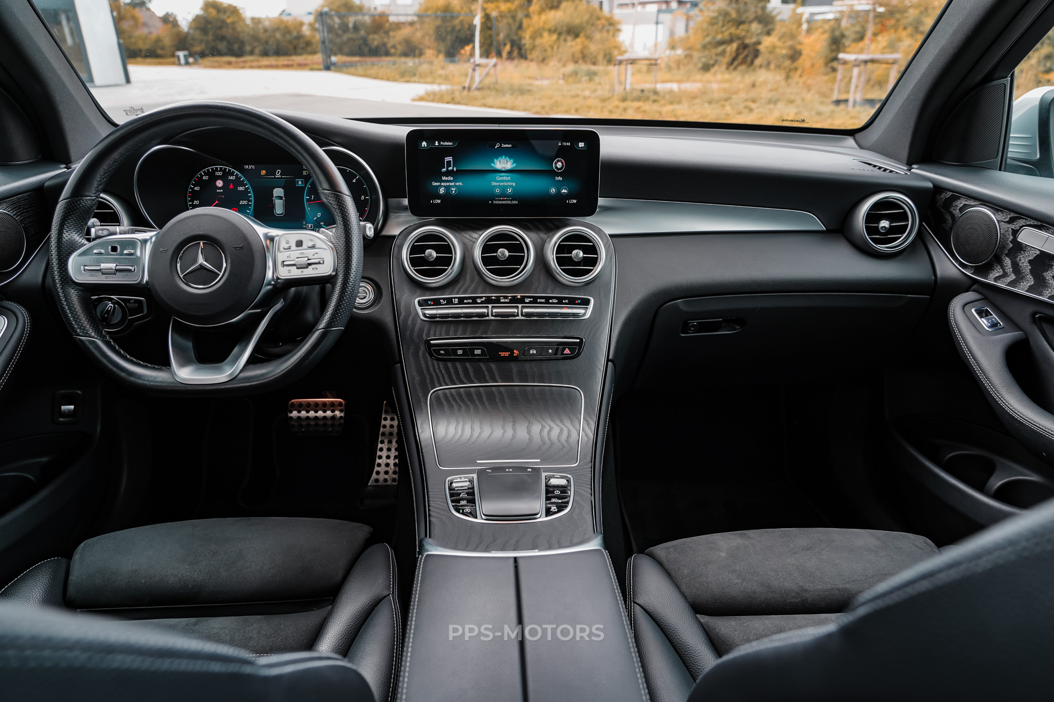 Mercedes Benz GLC 220d 4-MATIC AMG PACK photo 16