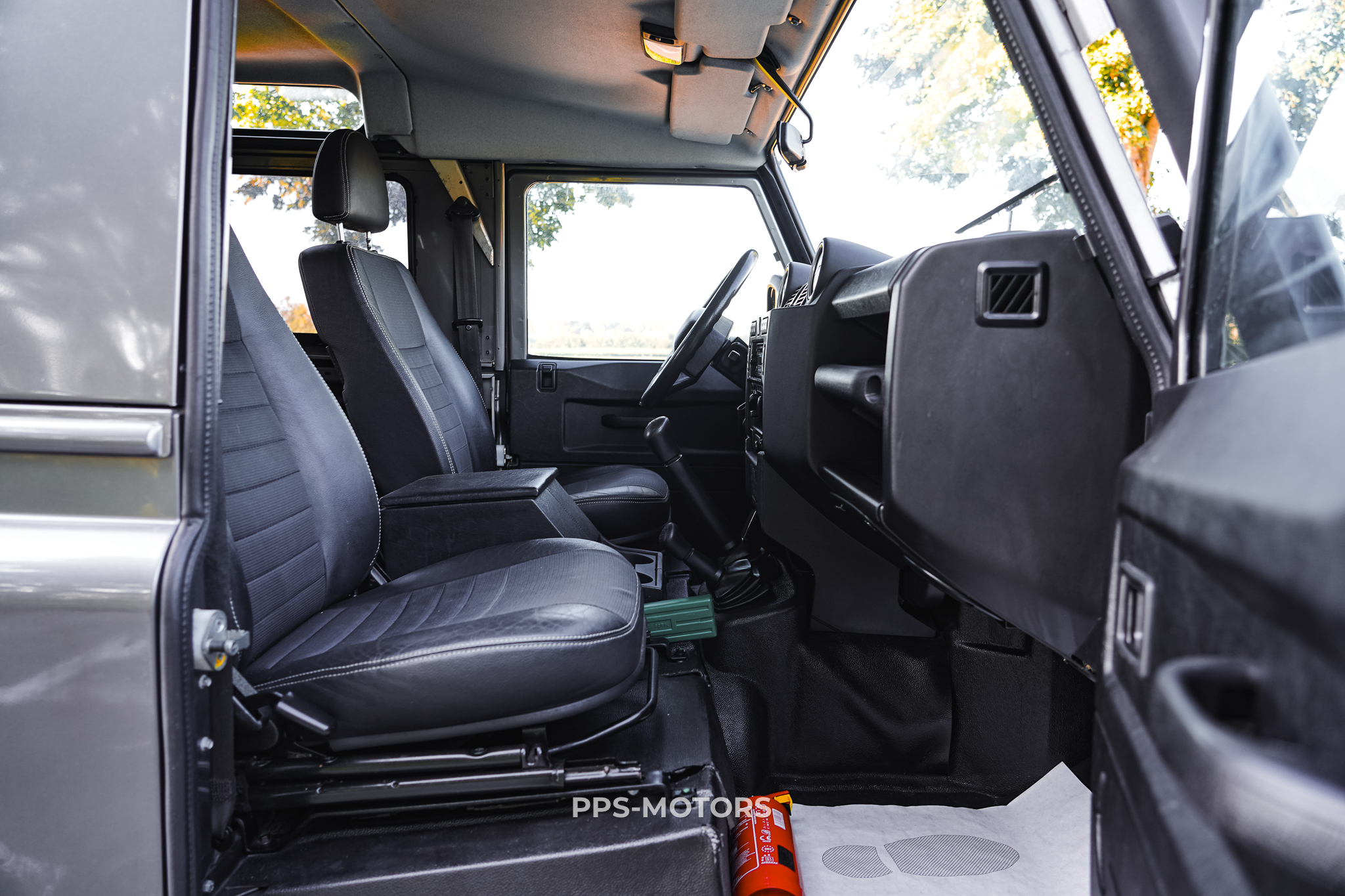 Land Rover DEFENDER 90 TD4 photo 14