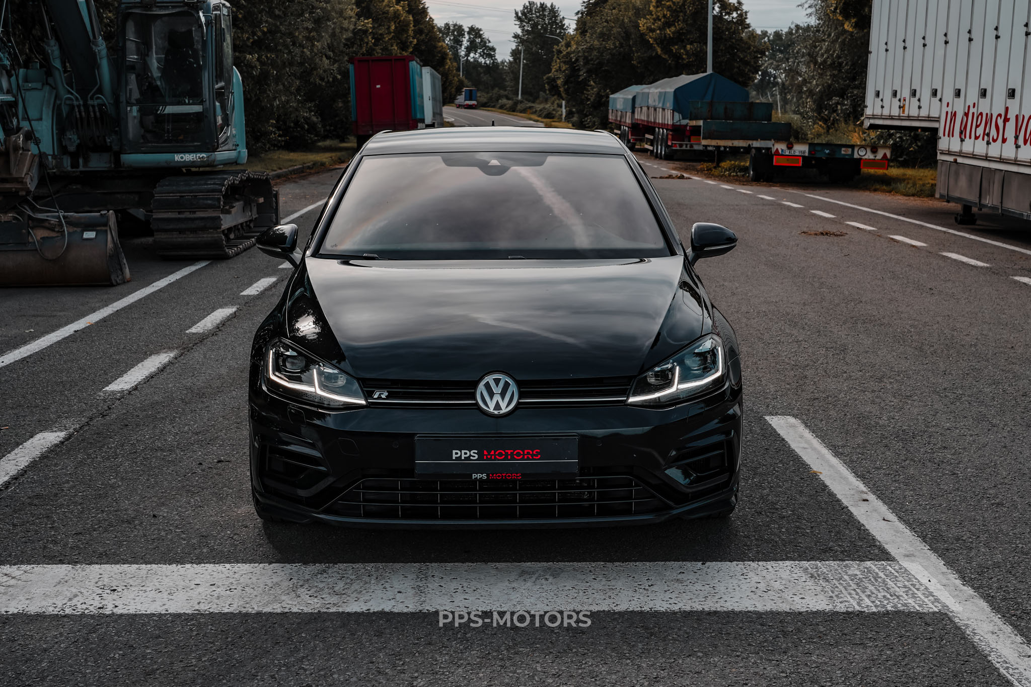 Volkswagen GOLF R 2.0 TSI 4MOTION photo 3