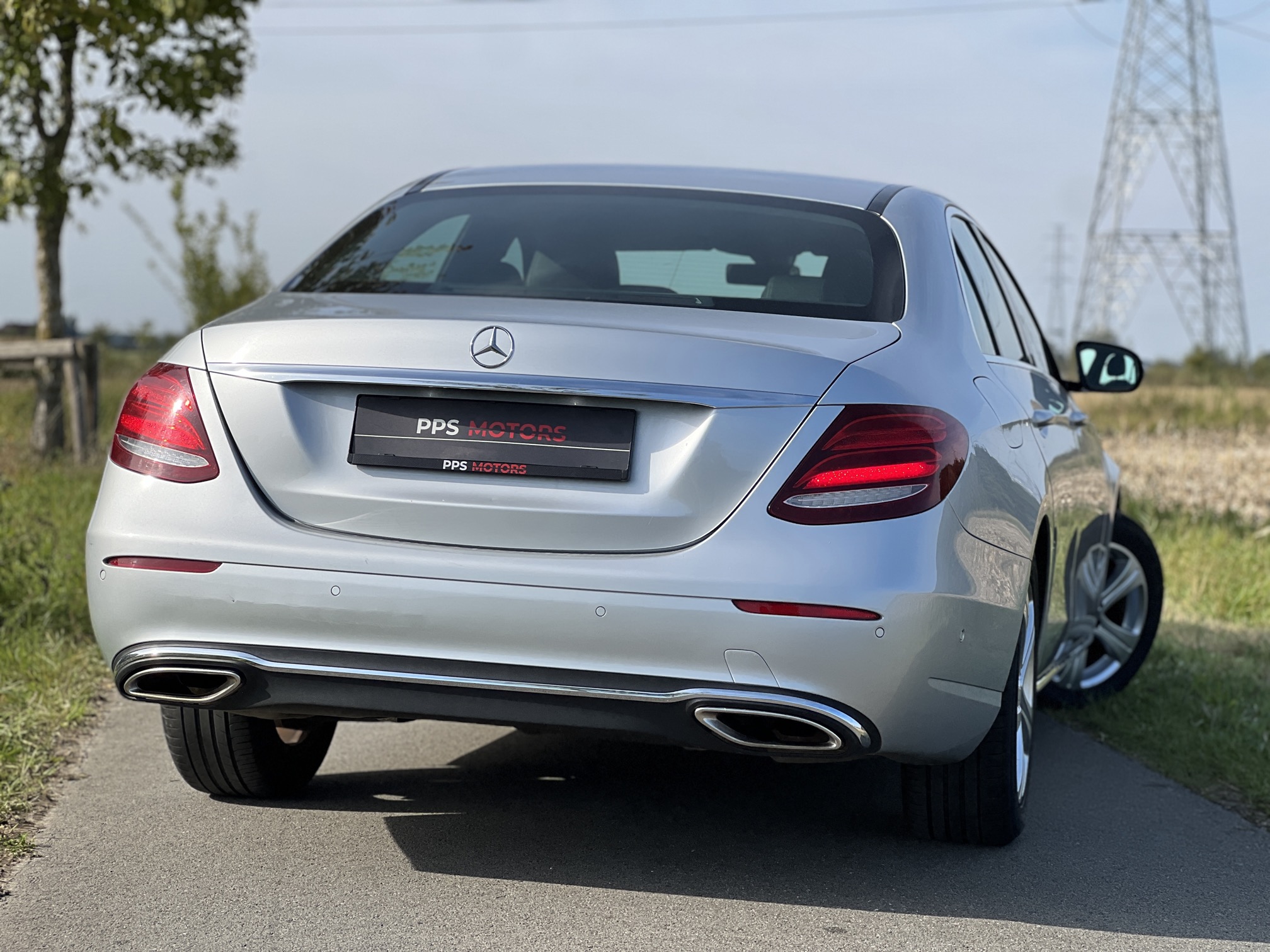Mercedes Benz E200 SEDAN photo 13