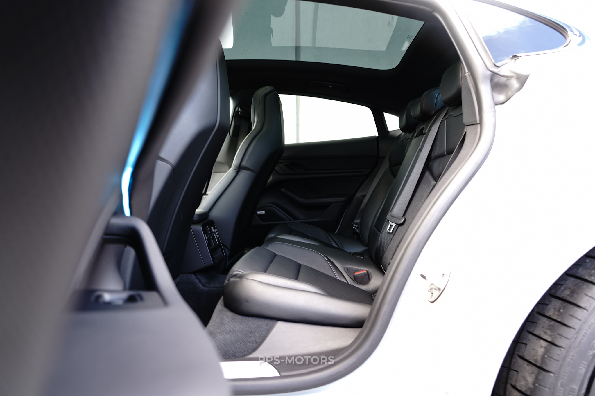 Porsche TAYCAN 4S SPORTDESIGN photo 9