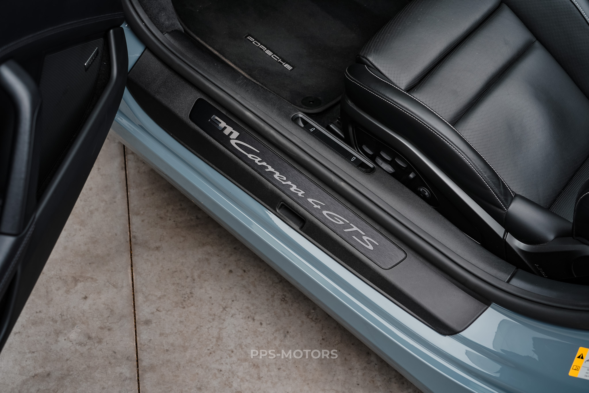 Porsche 992 CARRERA CABRIO 4 GTS photo 25