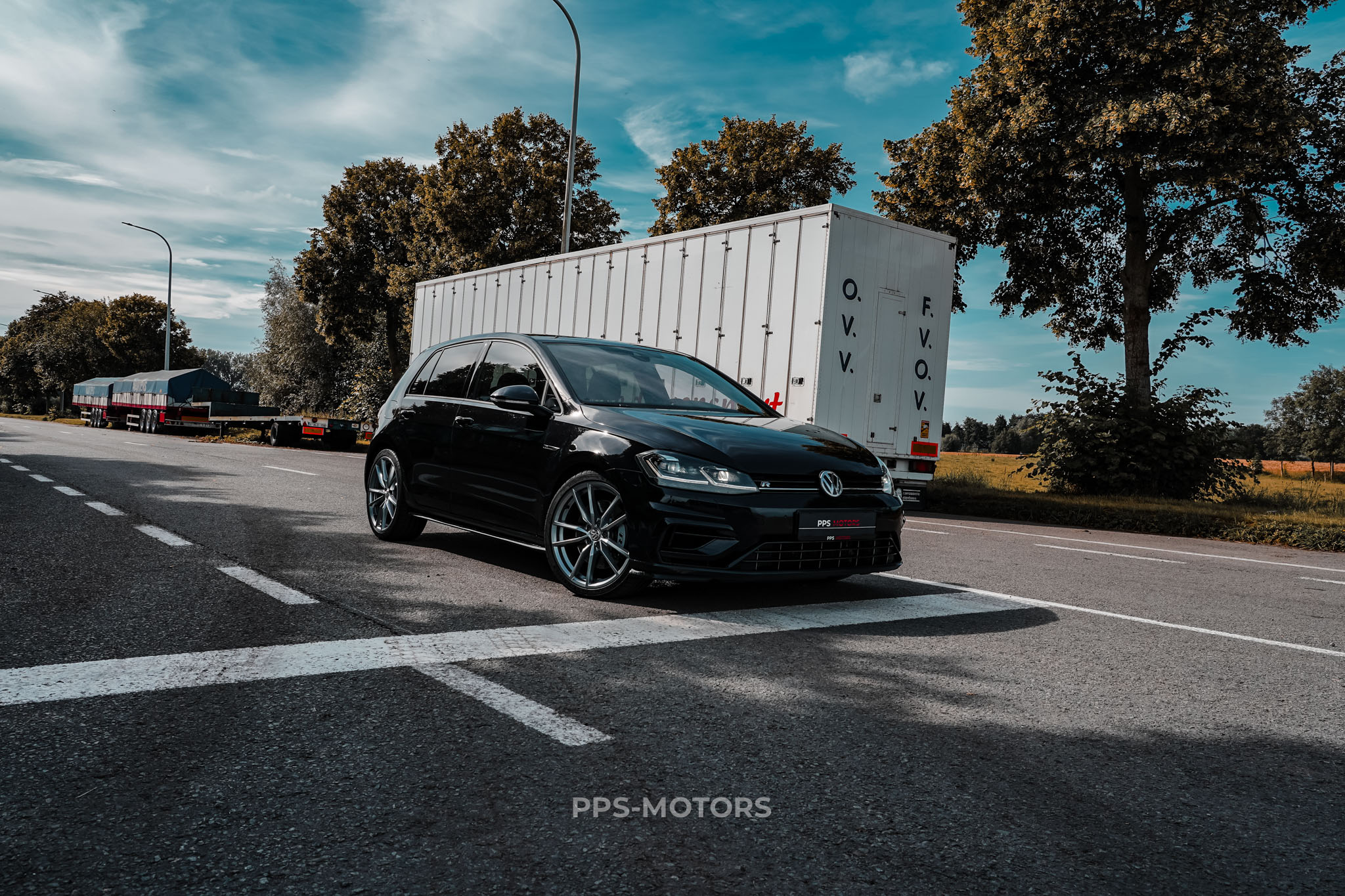 Volkswagen GOLF R 2.0 TSI 4MOTION photo 17