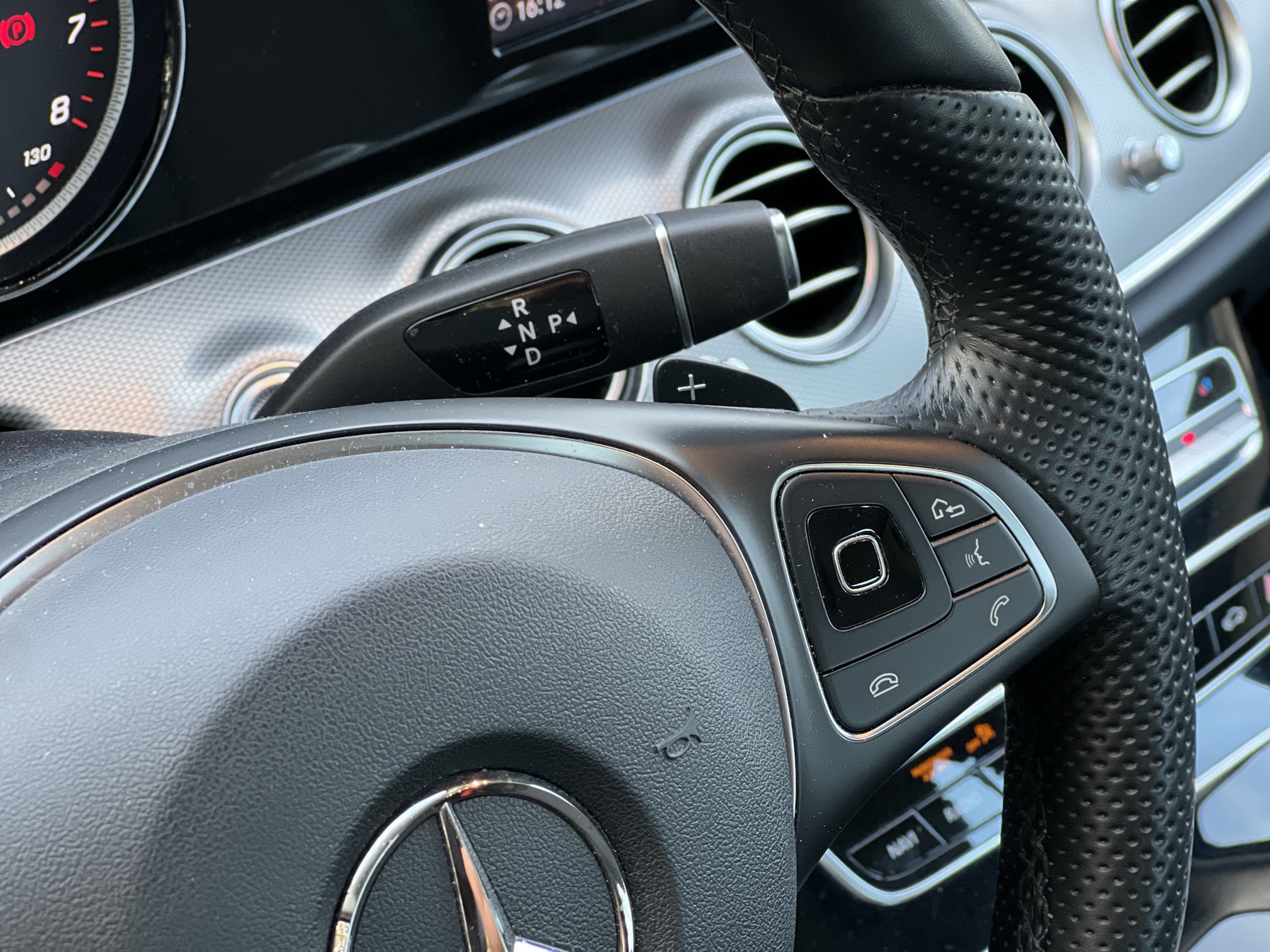 Mercedes Benz E200 SEDAN photo 28