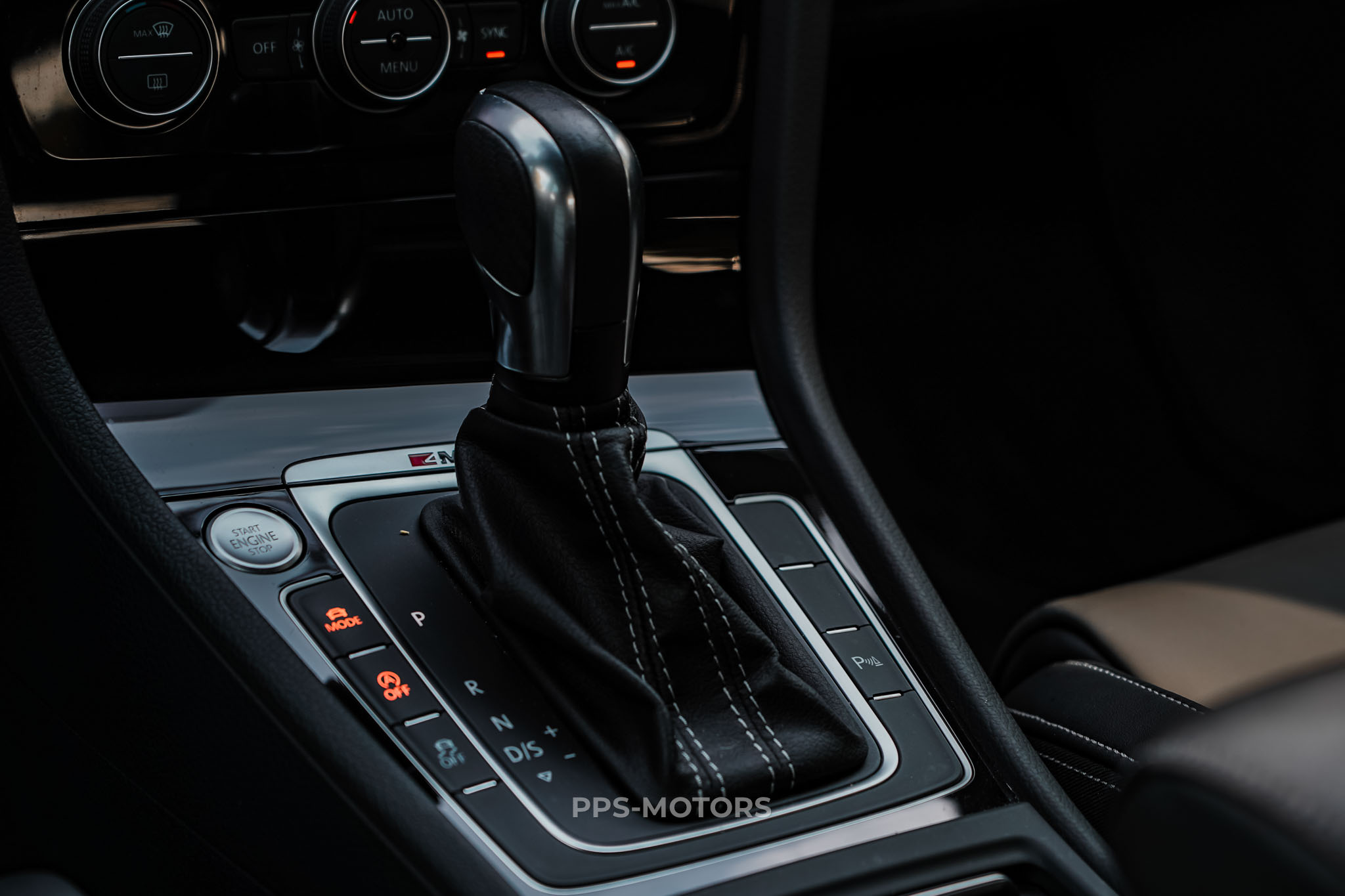 Volkswagen GOLF R 2.0 TSI 4MOTION photo 21