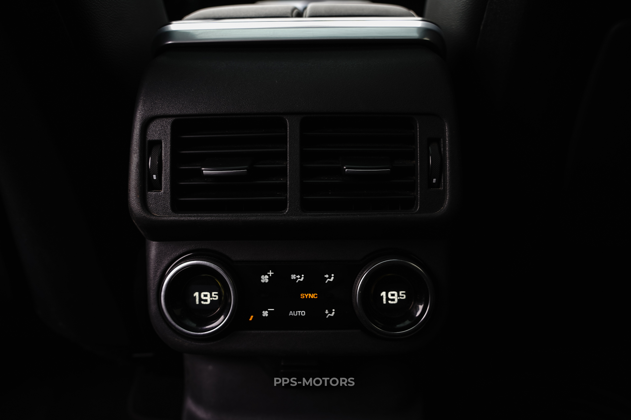 Land Rover VELAR 3.0 P400E photo 21