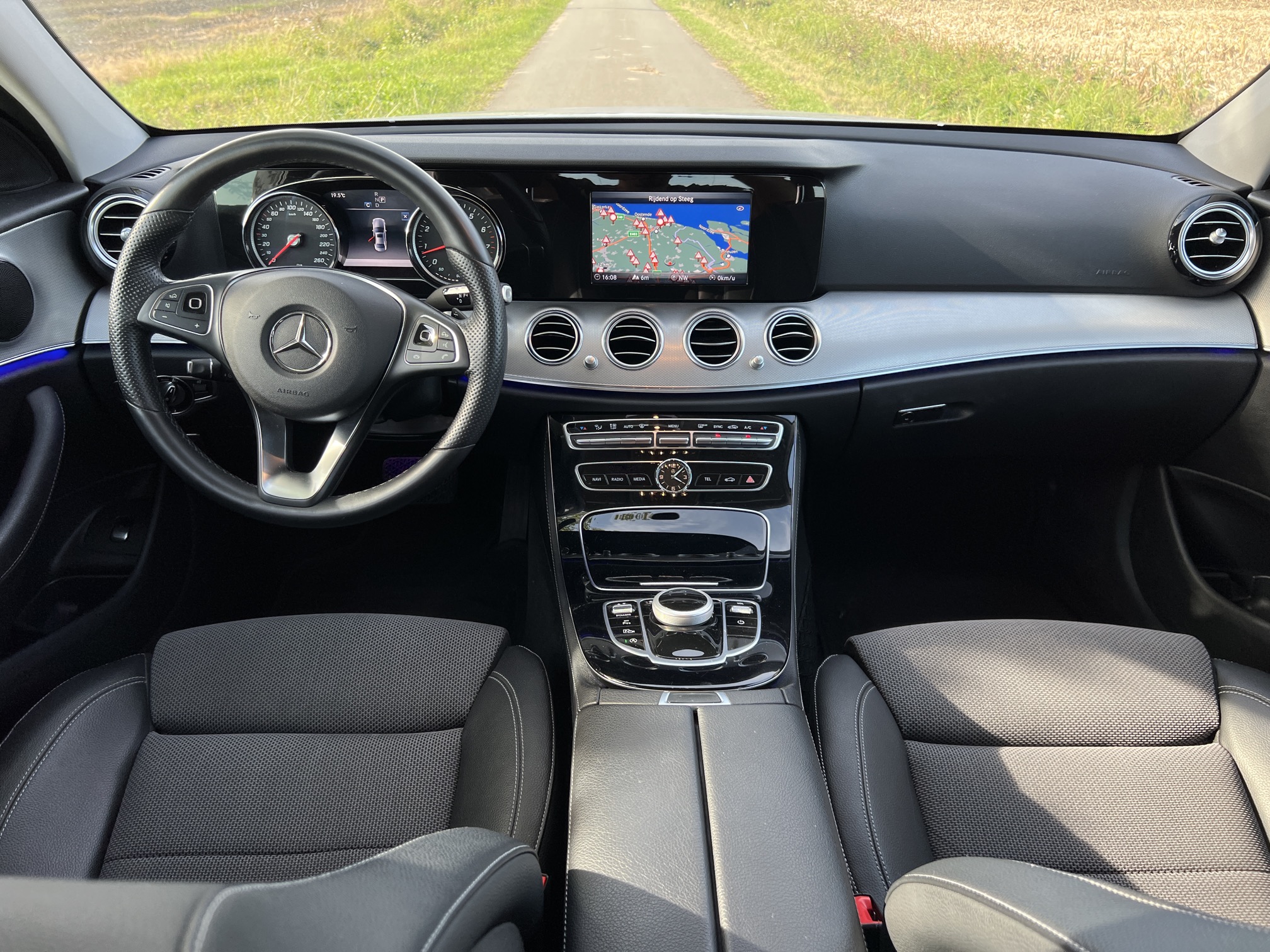 Mercedes Benz E200 SEDAN photo 23