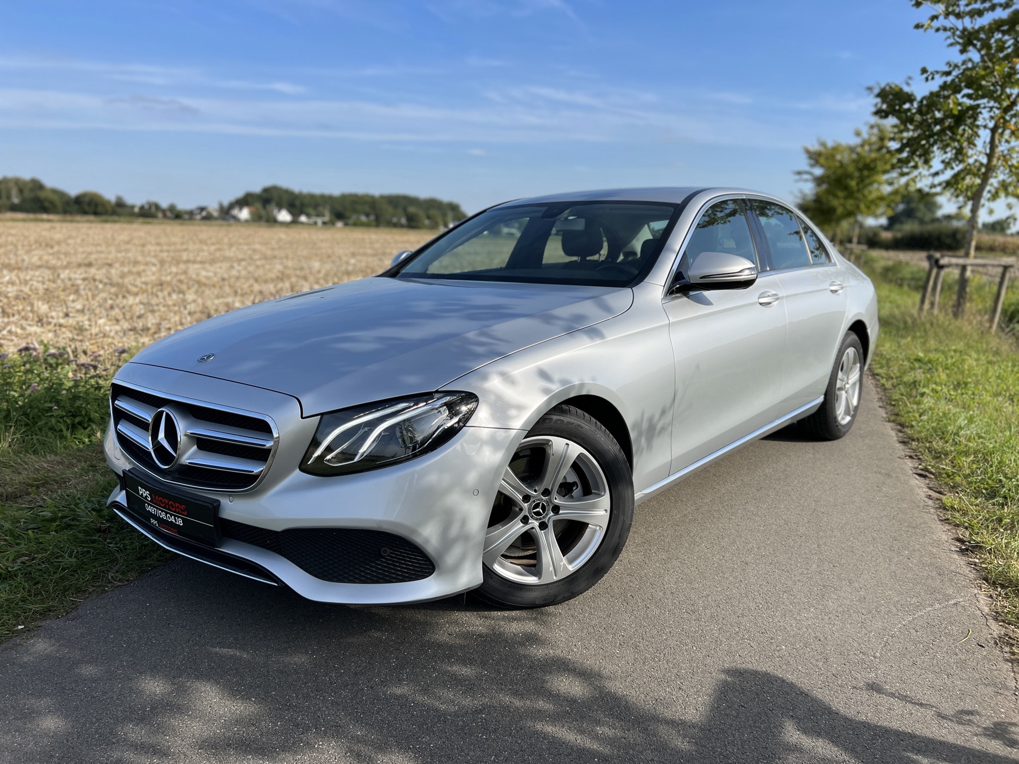 Mercedes Benz E200 SEDAN photo 9