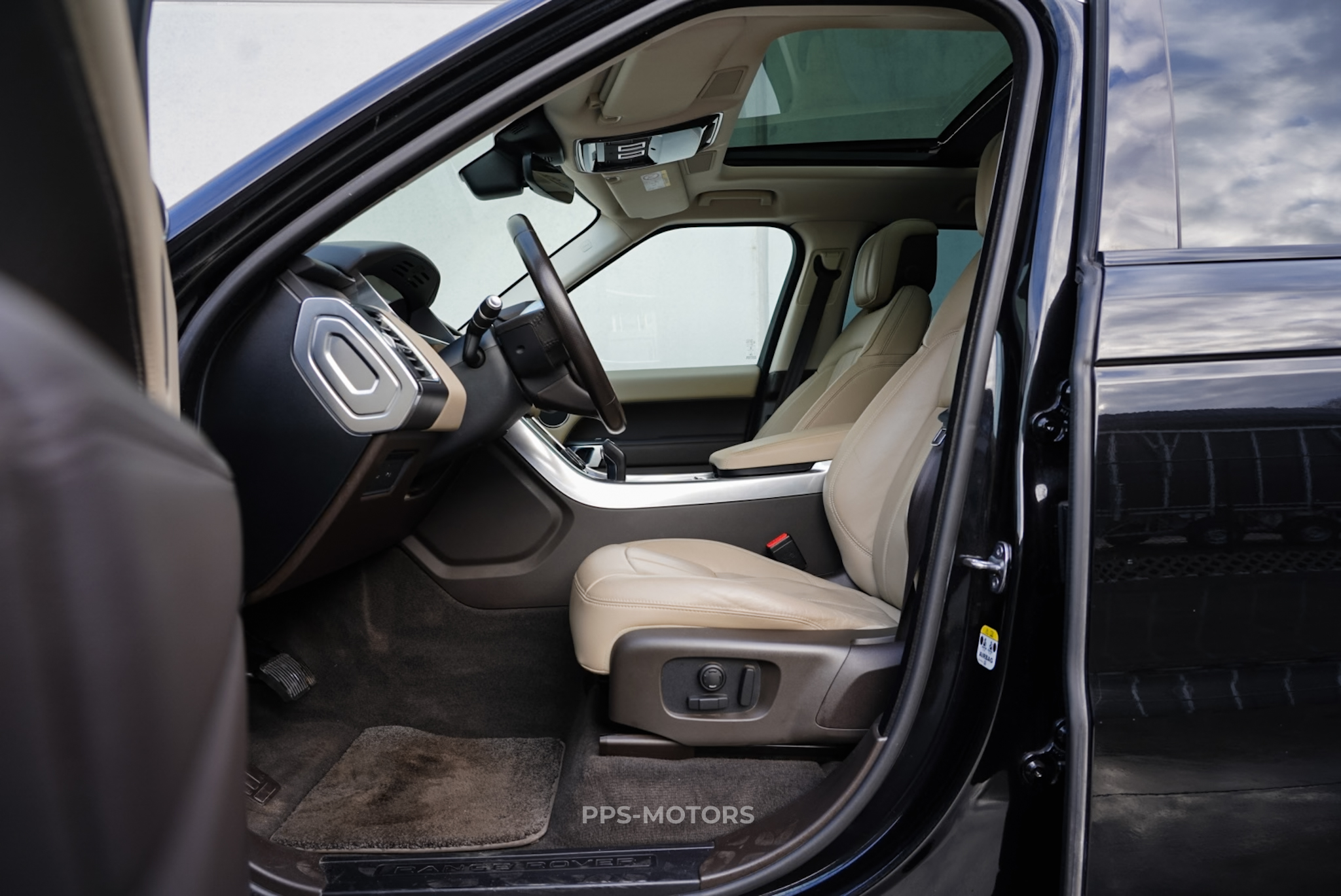 Land Rover RANGE ROVER SPORT P300 photo 9