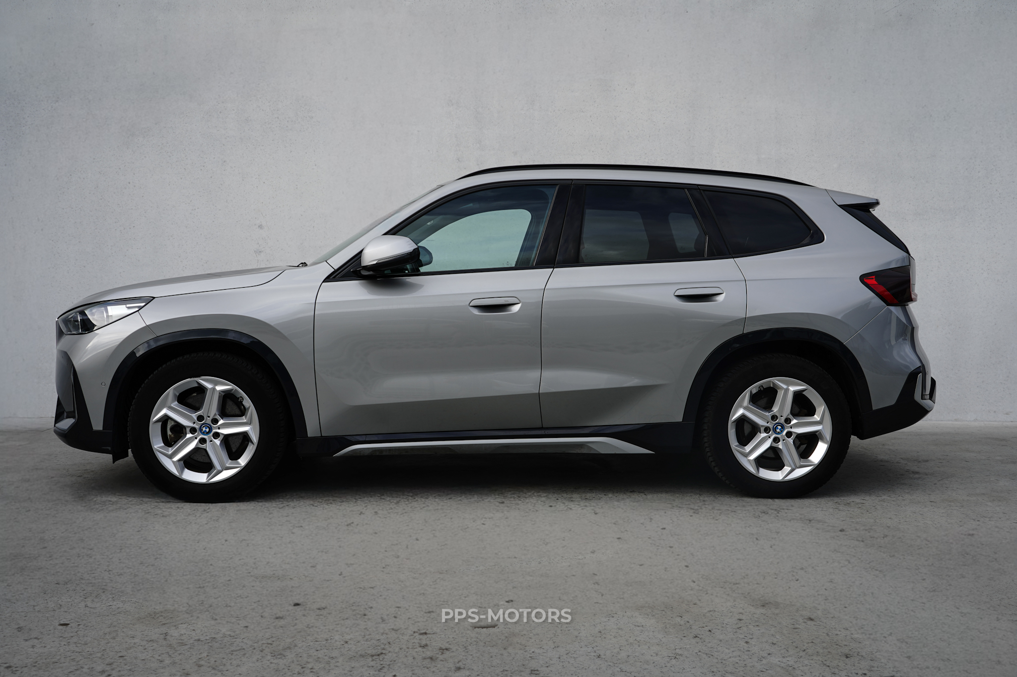 BMW iX1 30e xDrive photo 3