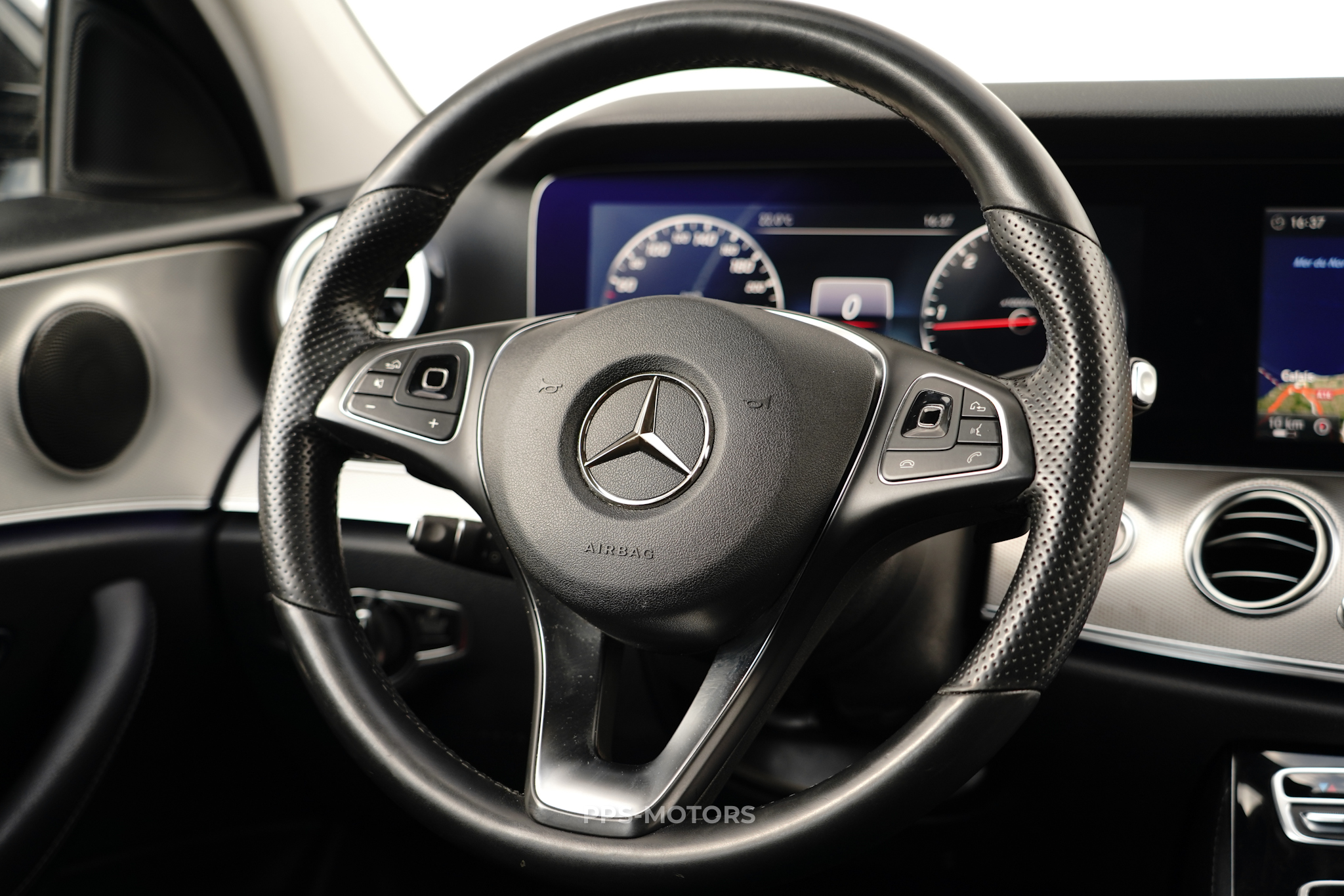 Mercedes Benz E220 BLUETEC photo 12