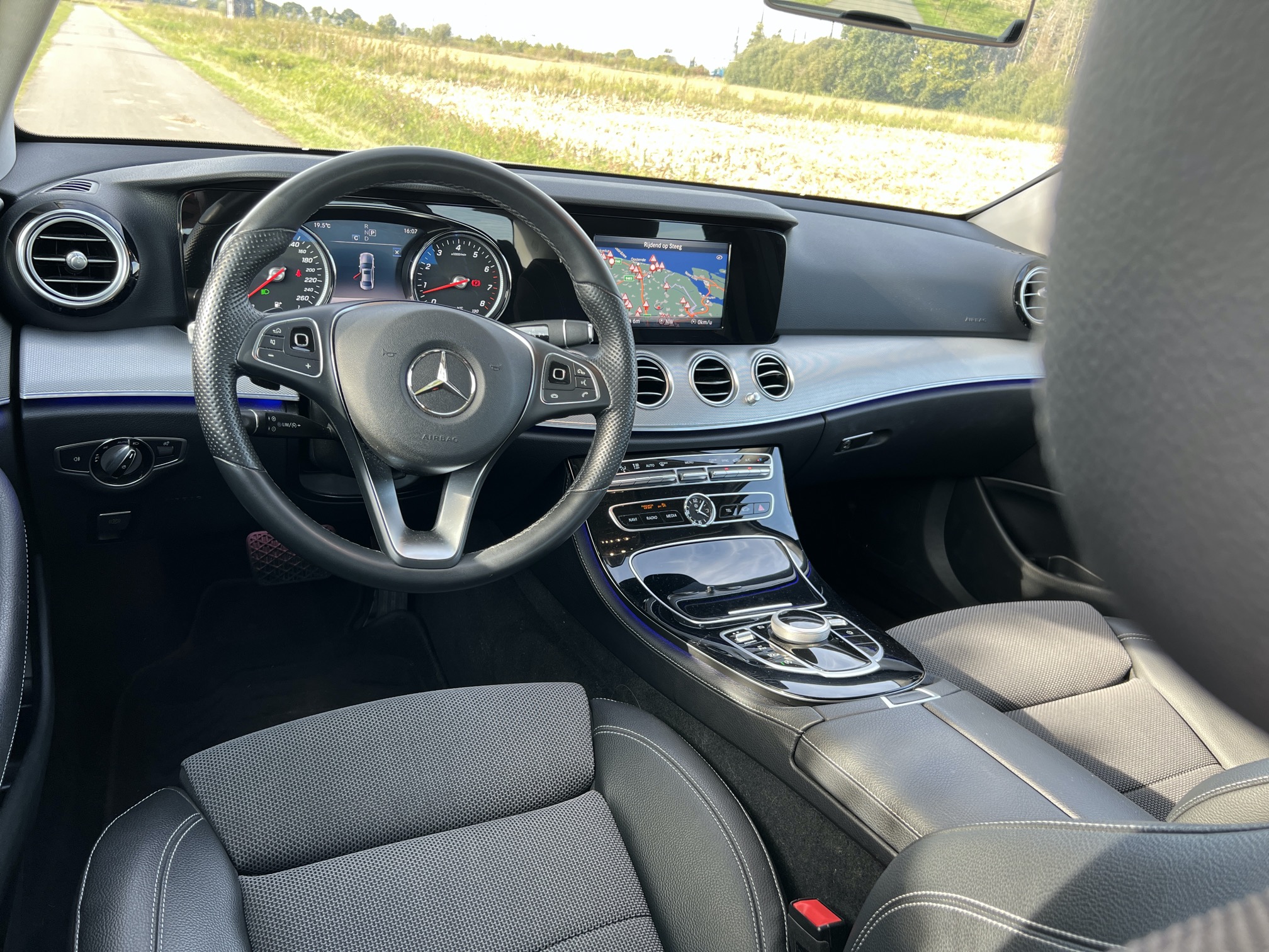 Mercedes Benz E200 SEDAN photo 21