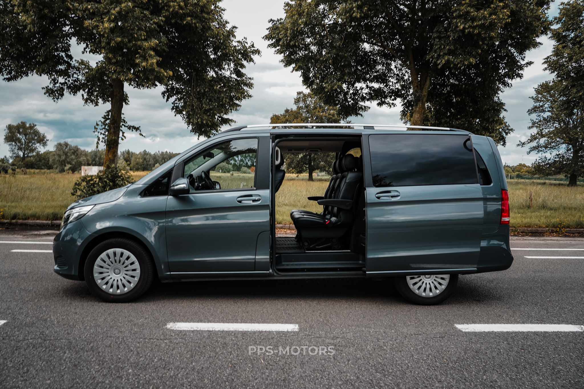 Mercedes Benz V220 photo 4