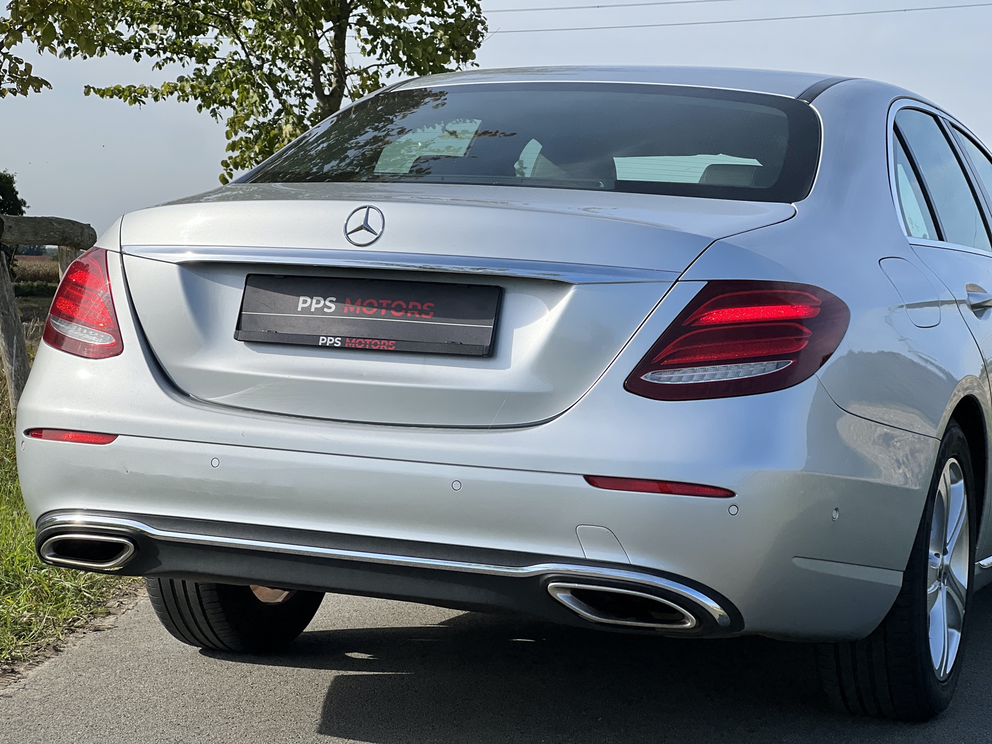 Mercedes Benz E200 SEDAN photo 15