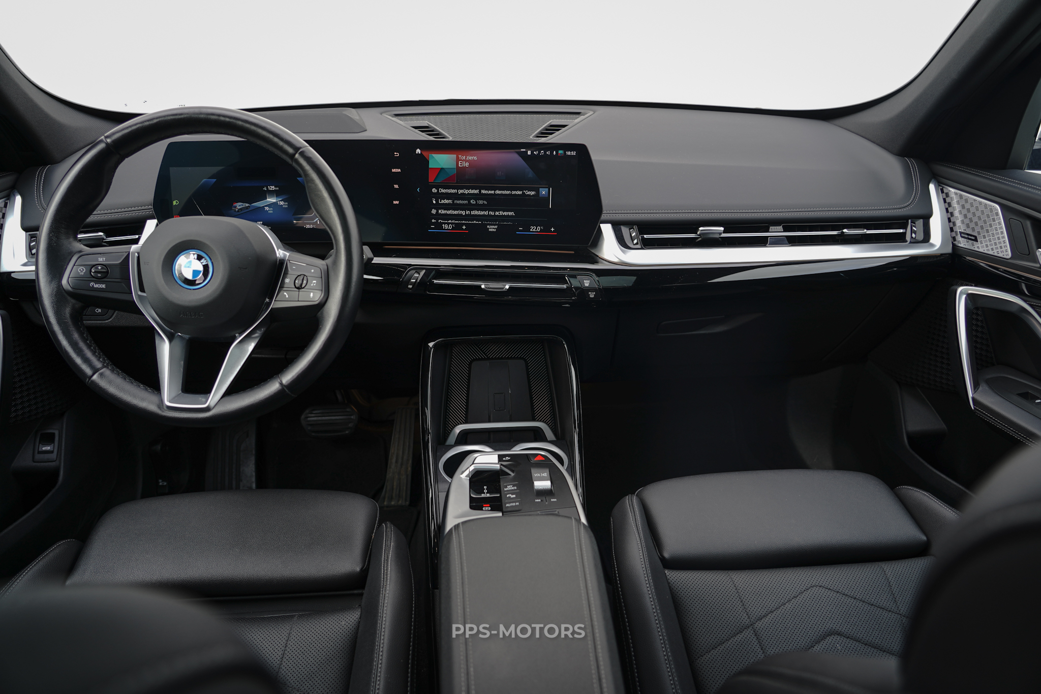 BMW iX1 30e xDrive photo 12
