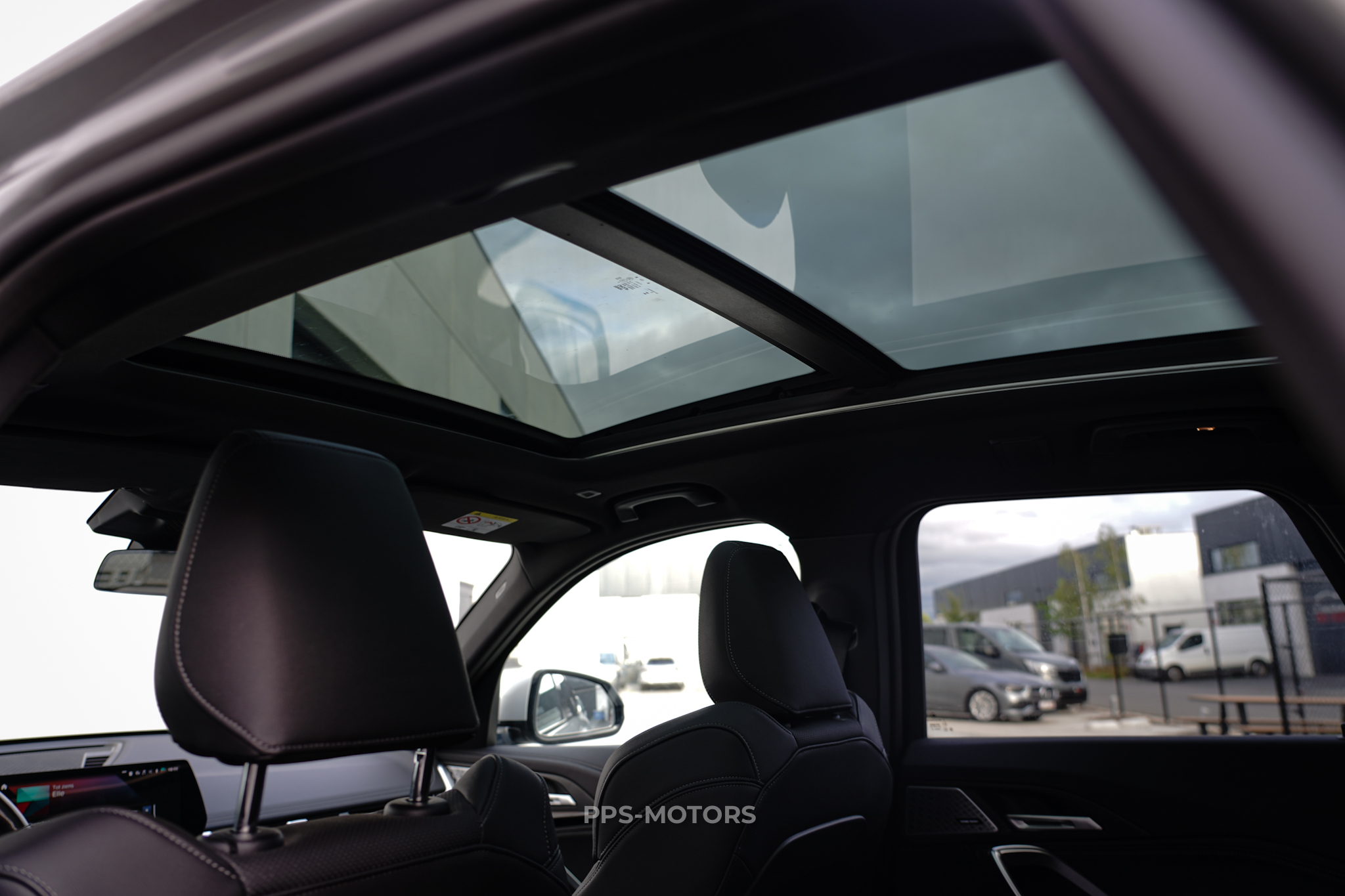 BMW iX1 30e xDrive photo 17