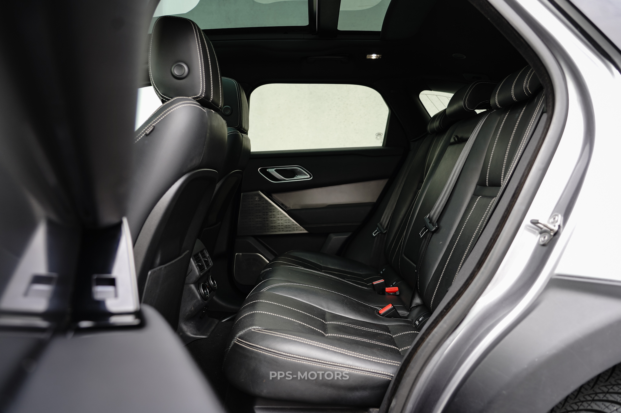 Land Rover VELAR 3.0 P400E photo 10