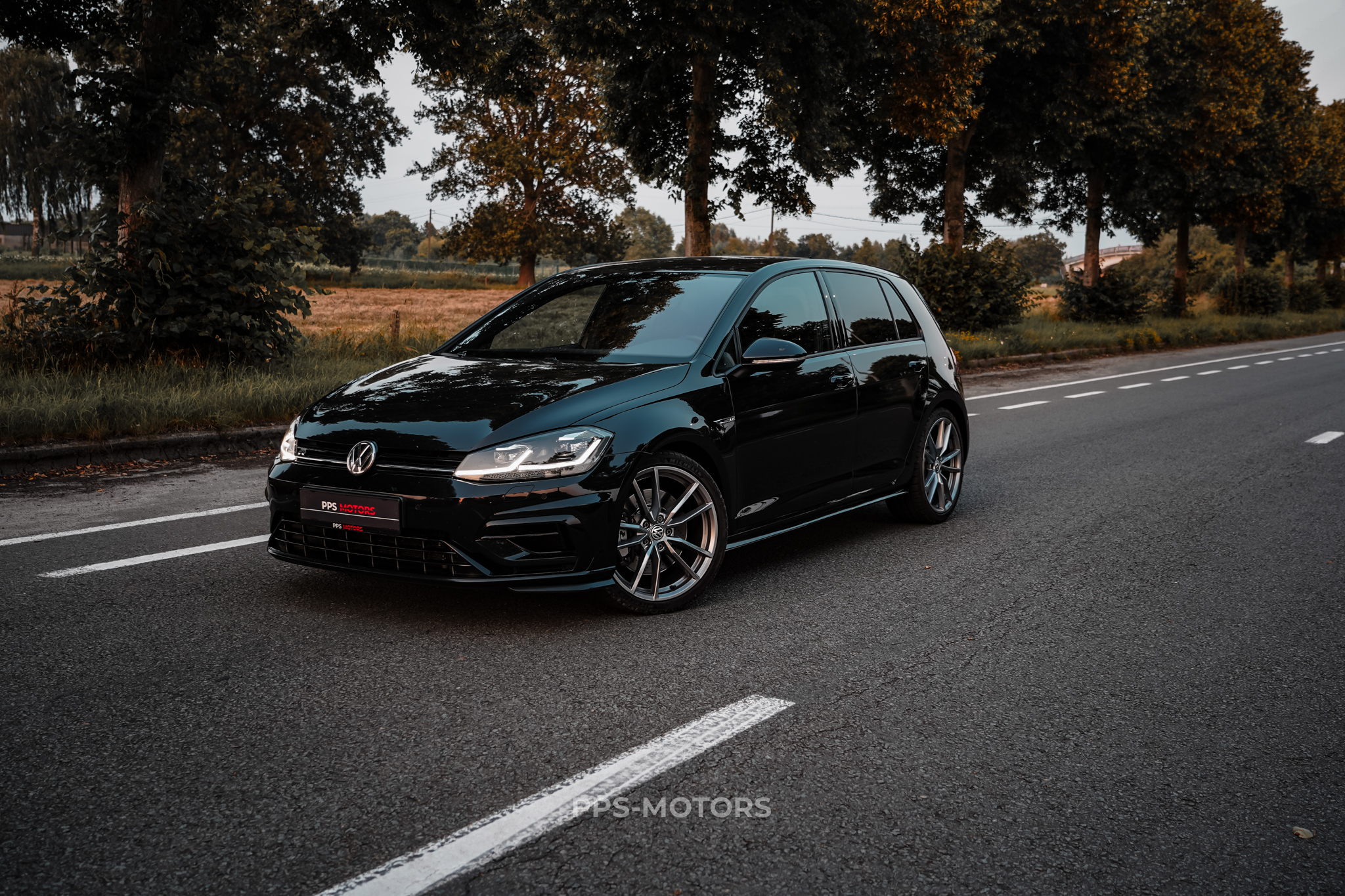 Volkswagen GOLF R 2.0 TSI 4MOTION photo 1