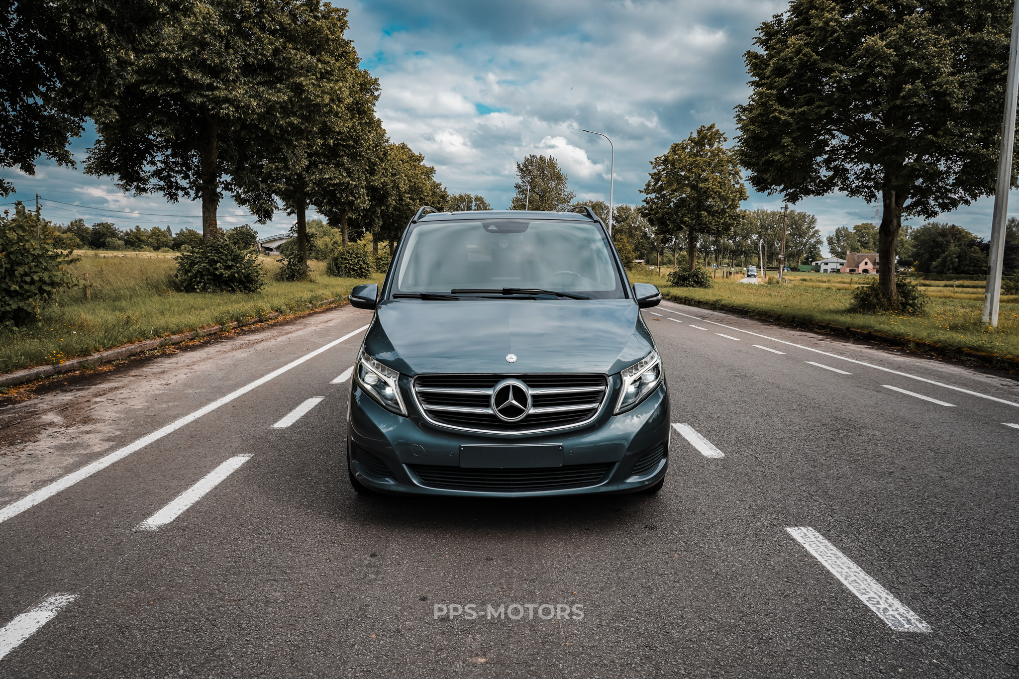 Mercedes Benz V220 photo 2