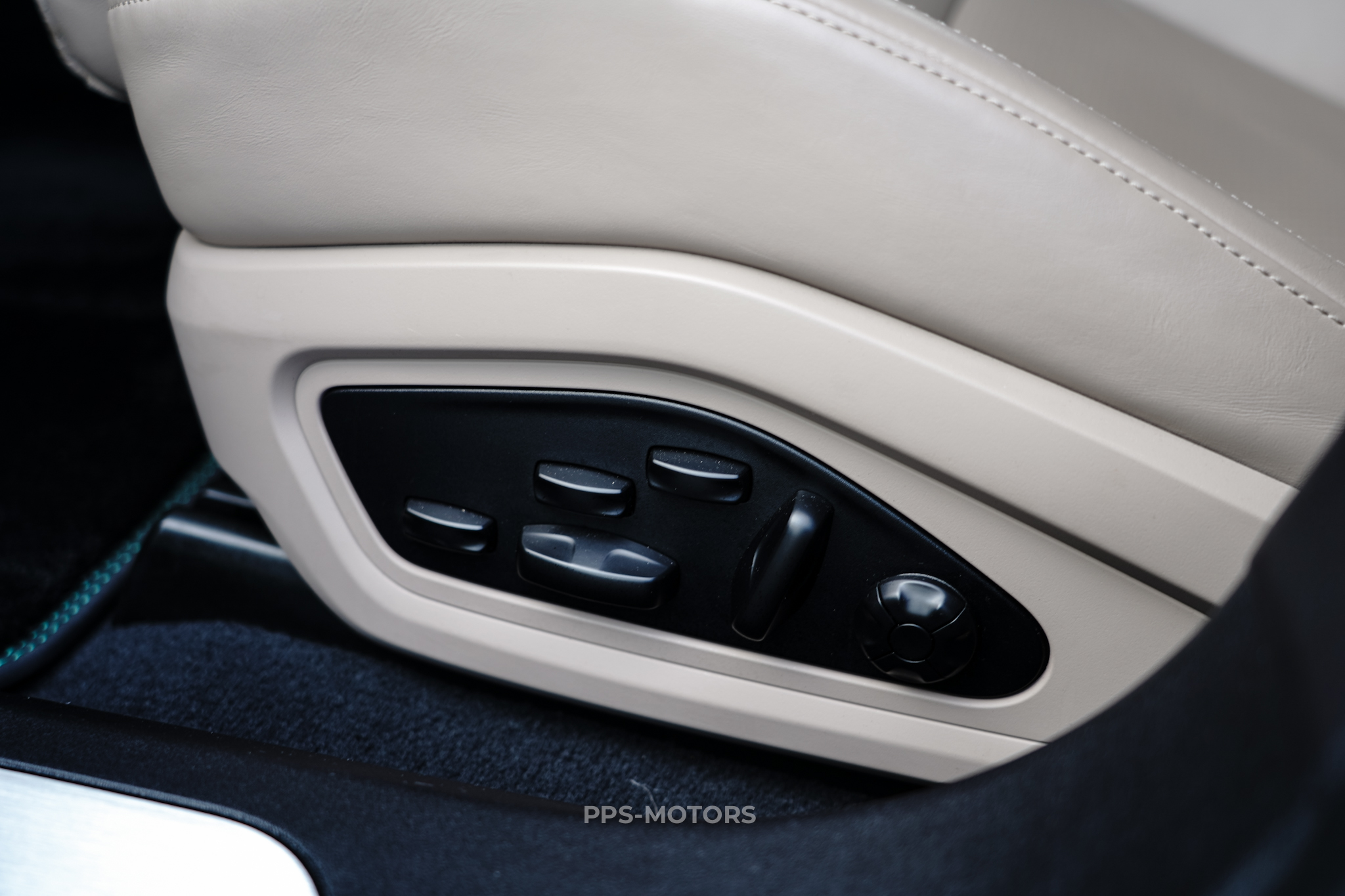 Porsche TAYCAN 4S photo 16