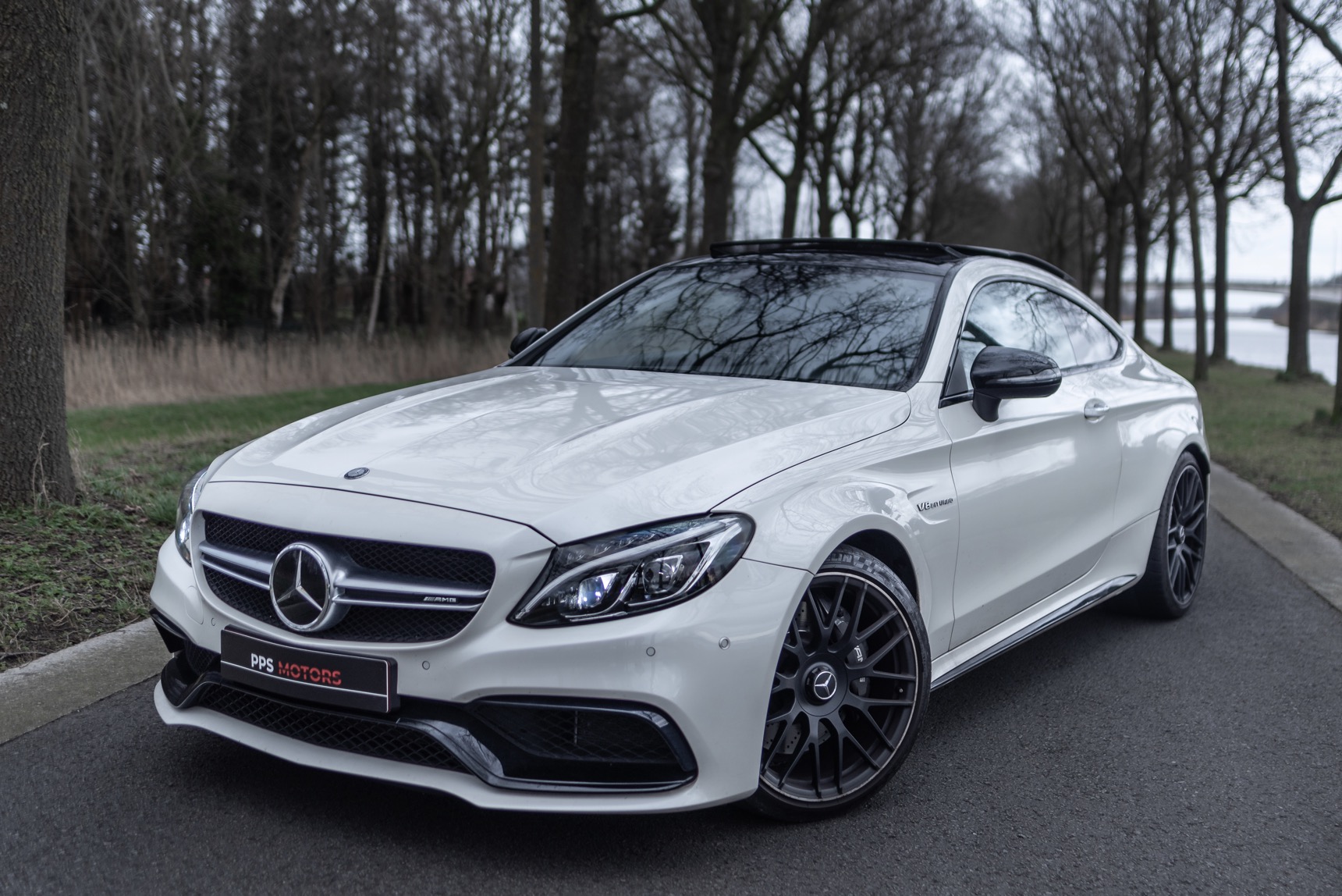 Mercedes Benz C63 AMG 4.0 BITURBO V8 photo 2