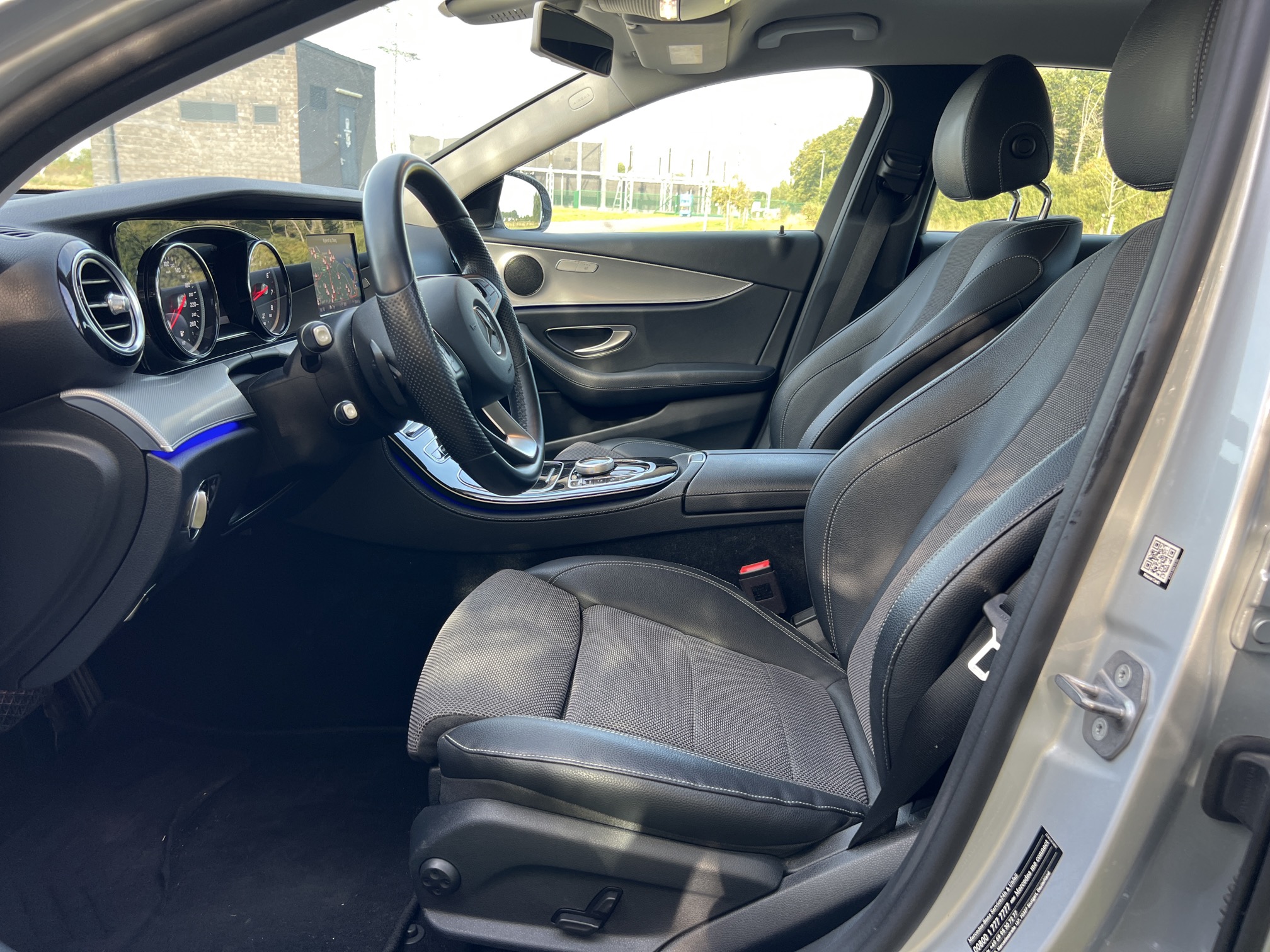 Mercedes Benz E200 SEDAN photo 25