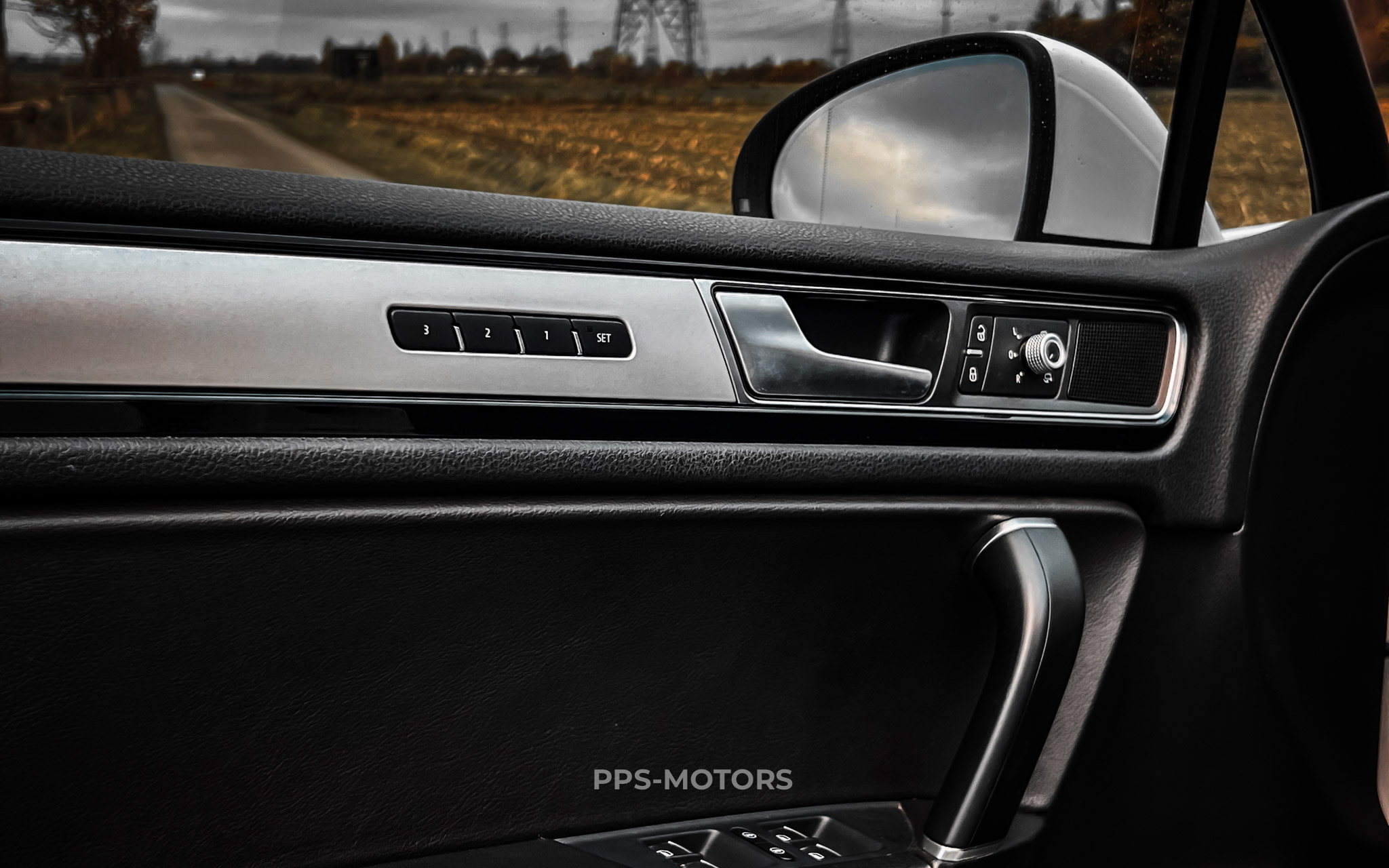 Volkswagen TOUAREG 3.0 TDI V6 R-LINE photo 18