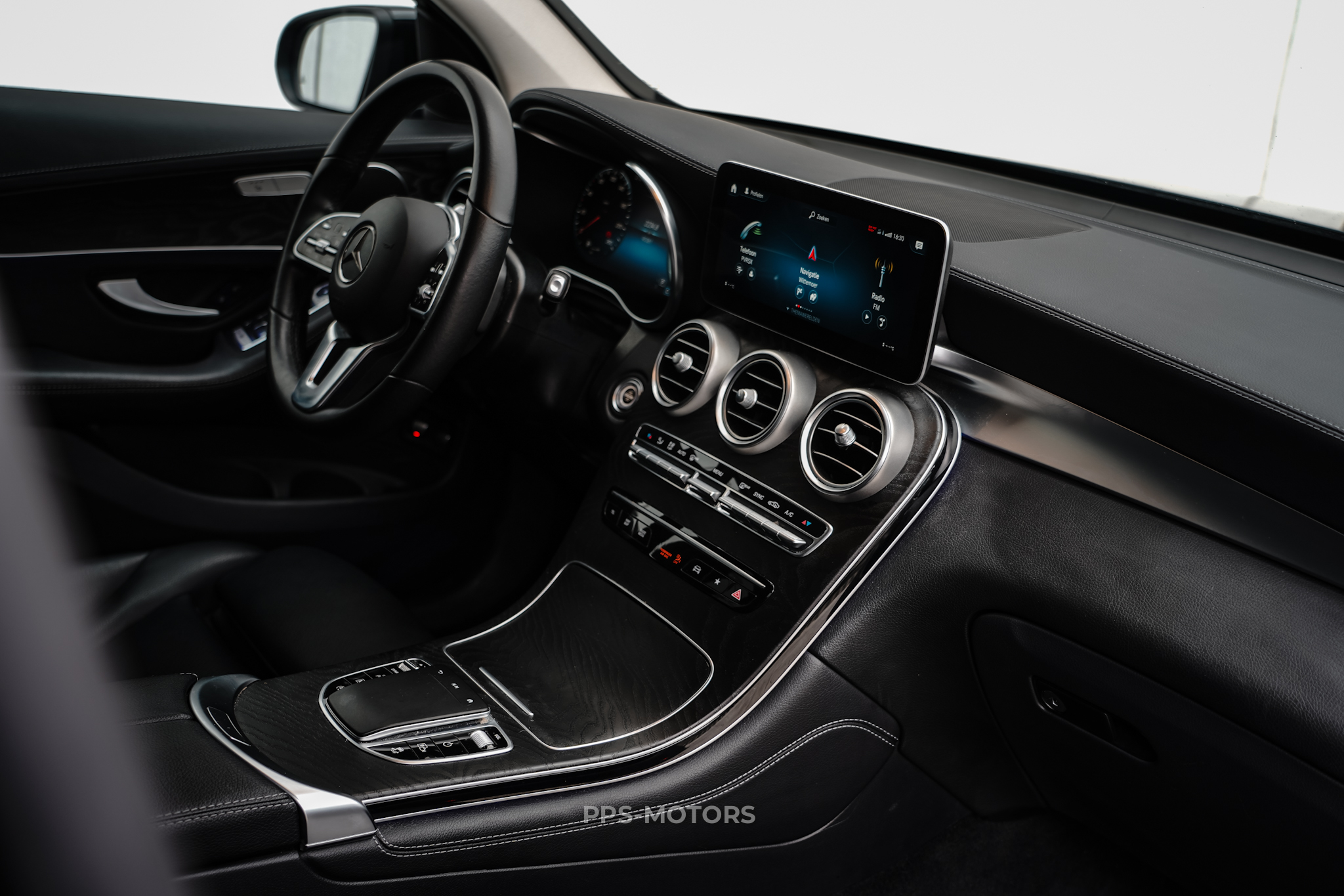 Mercedes Benz GLC 200 4-MATIC photo 19