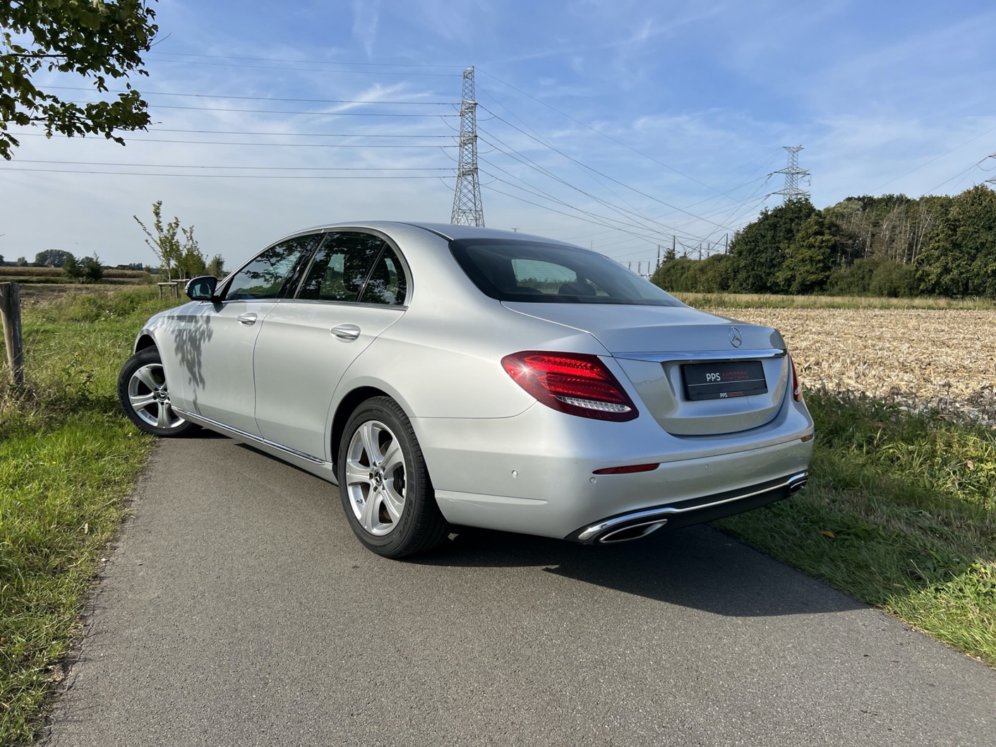 Mercedes Benz E200 SEDAN photo 5