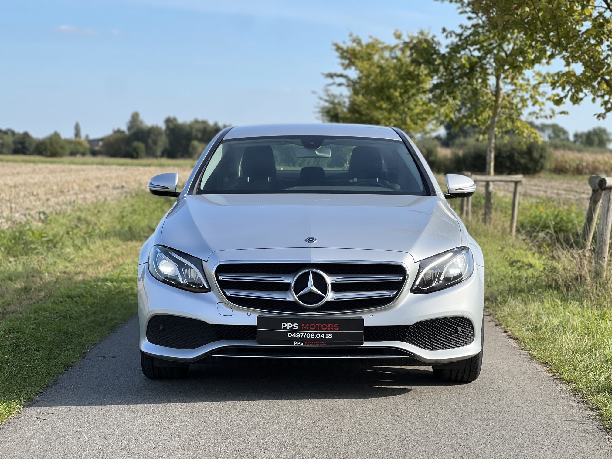 Mercedes Benz E200 SEDAN photo 2