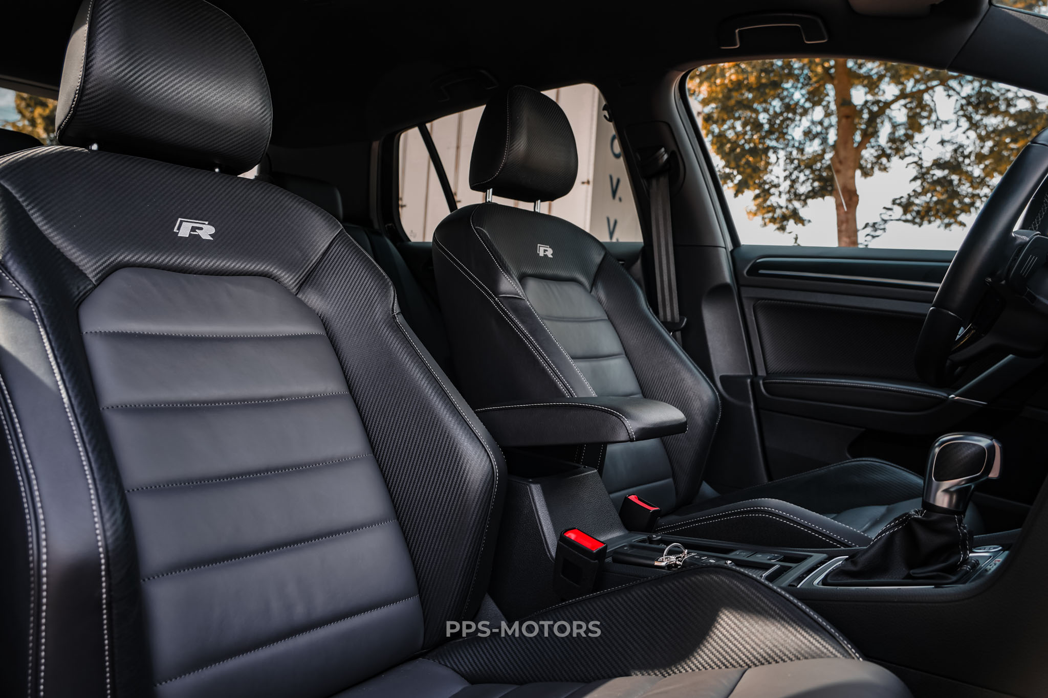 Volkswagen GOLF R 2.0 TSI 4MOTION photo 22