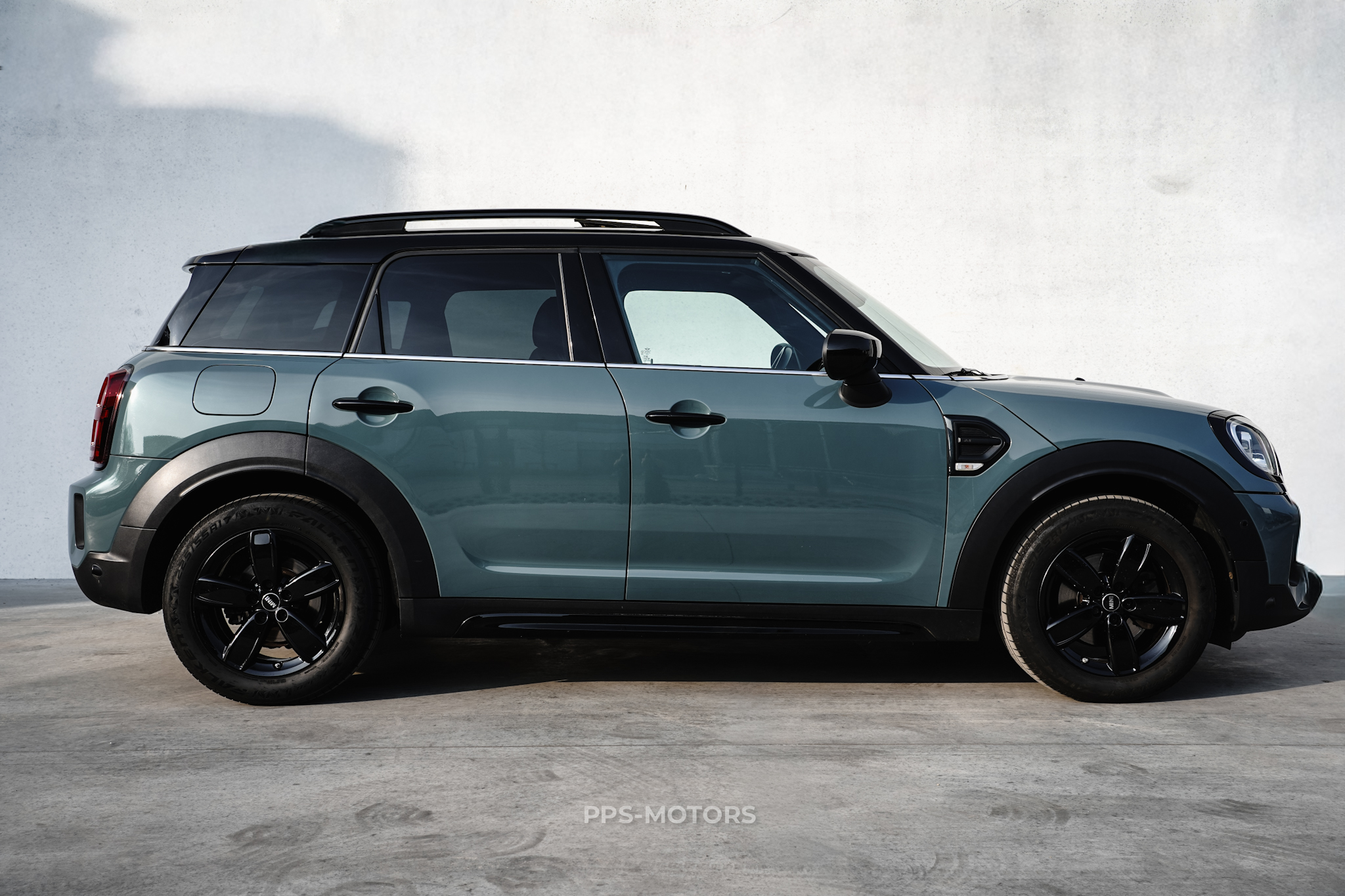MINI COOPER COUNTRYMAN photo 2