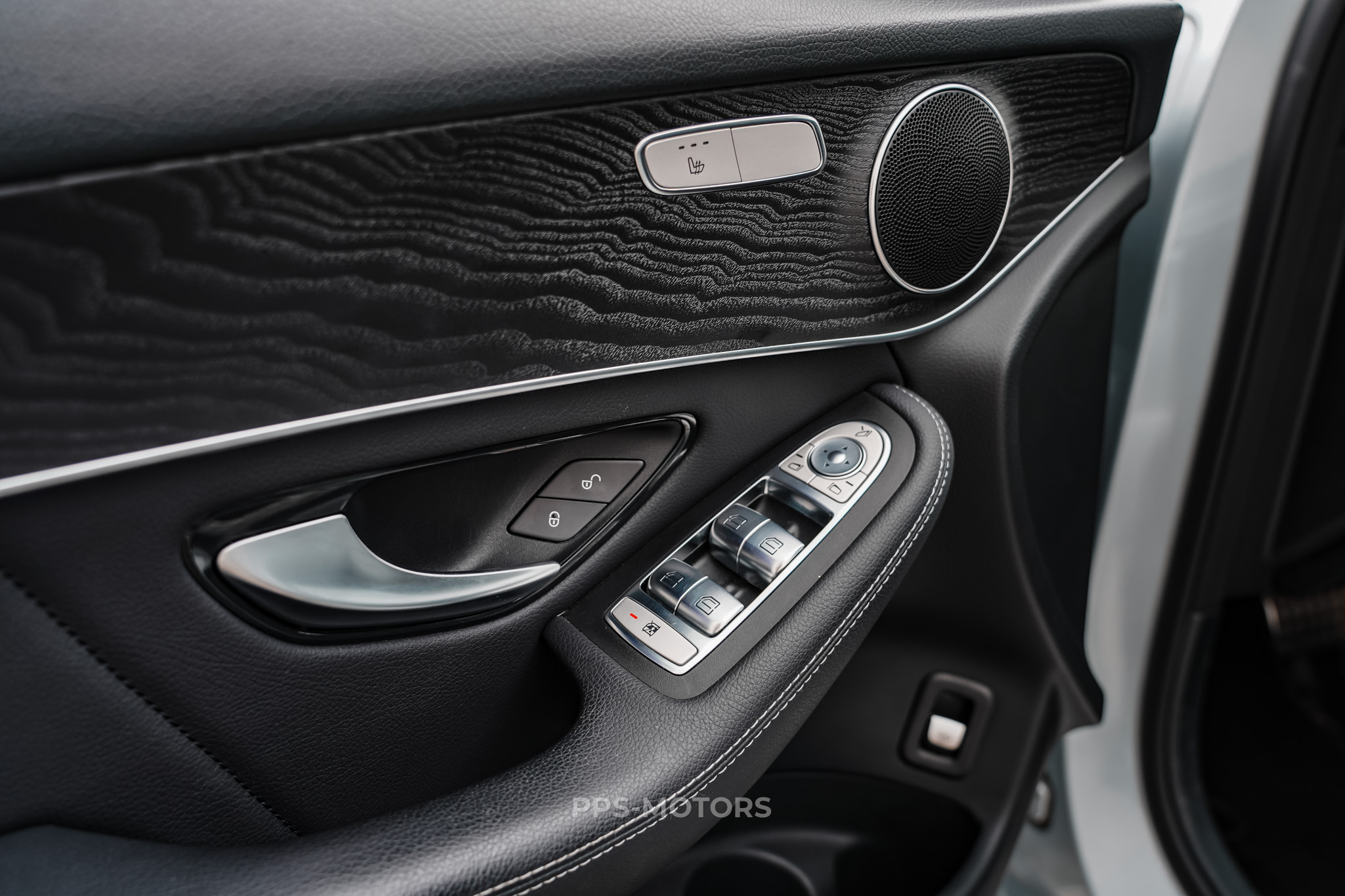 Mercedes Benz GLC 220d 4-MATIC AMG PACK photo 18