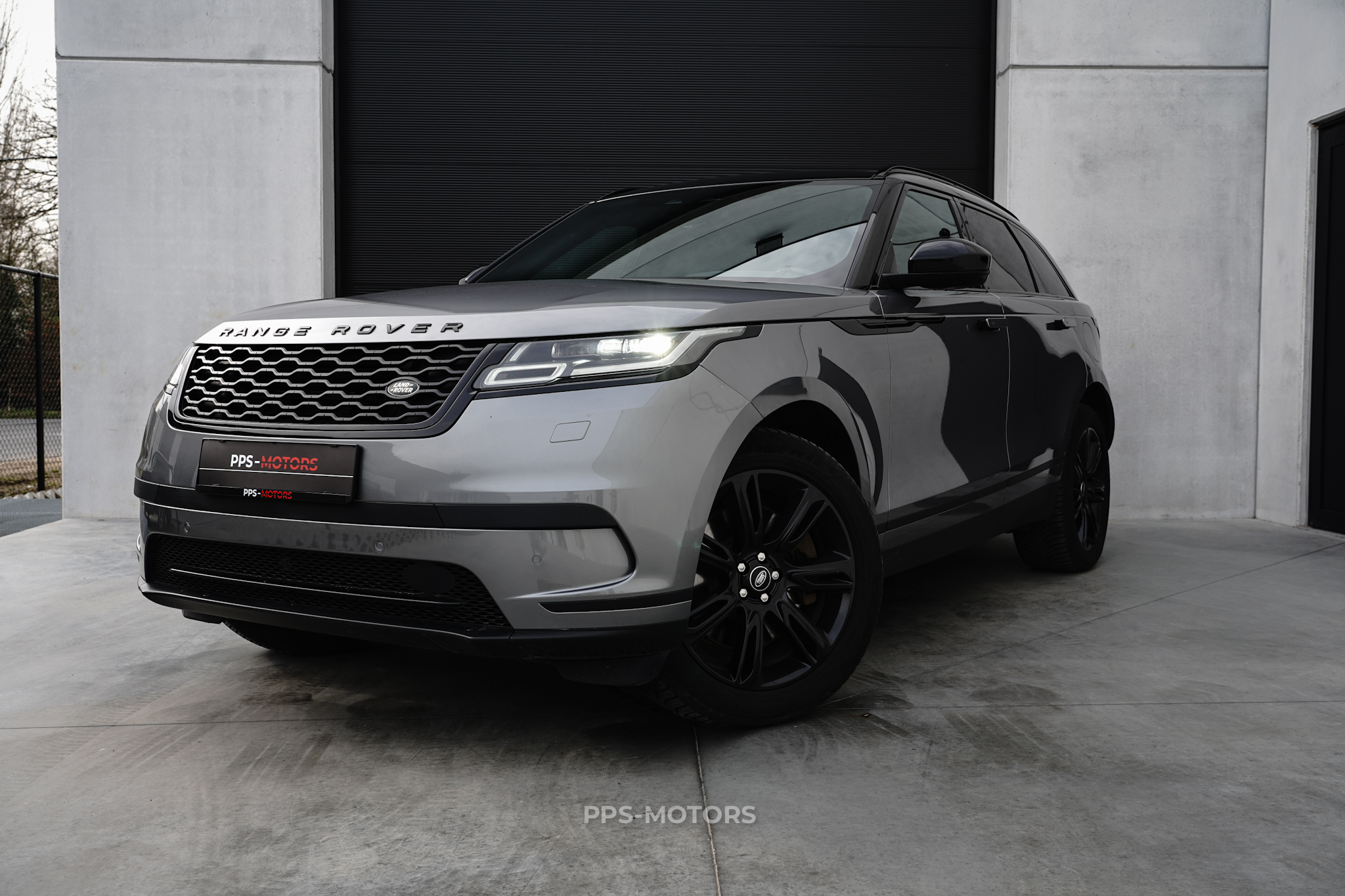 Land Rover VELAR 3.0 P400E photo 2