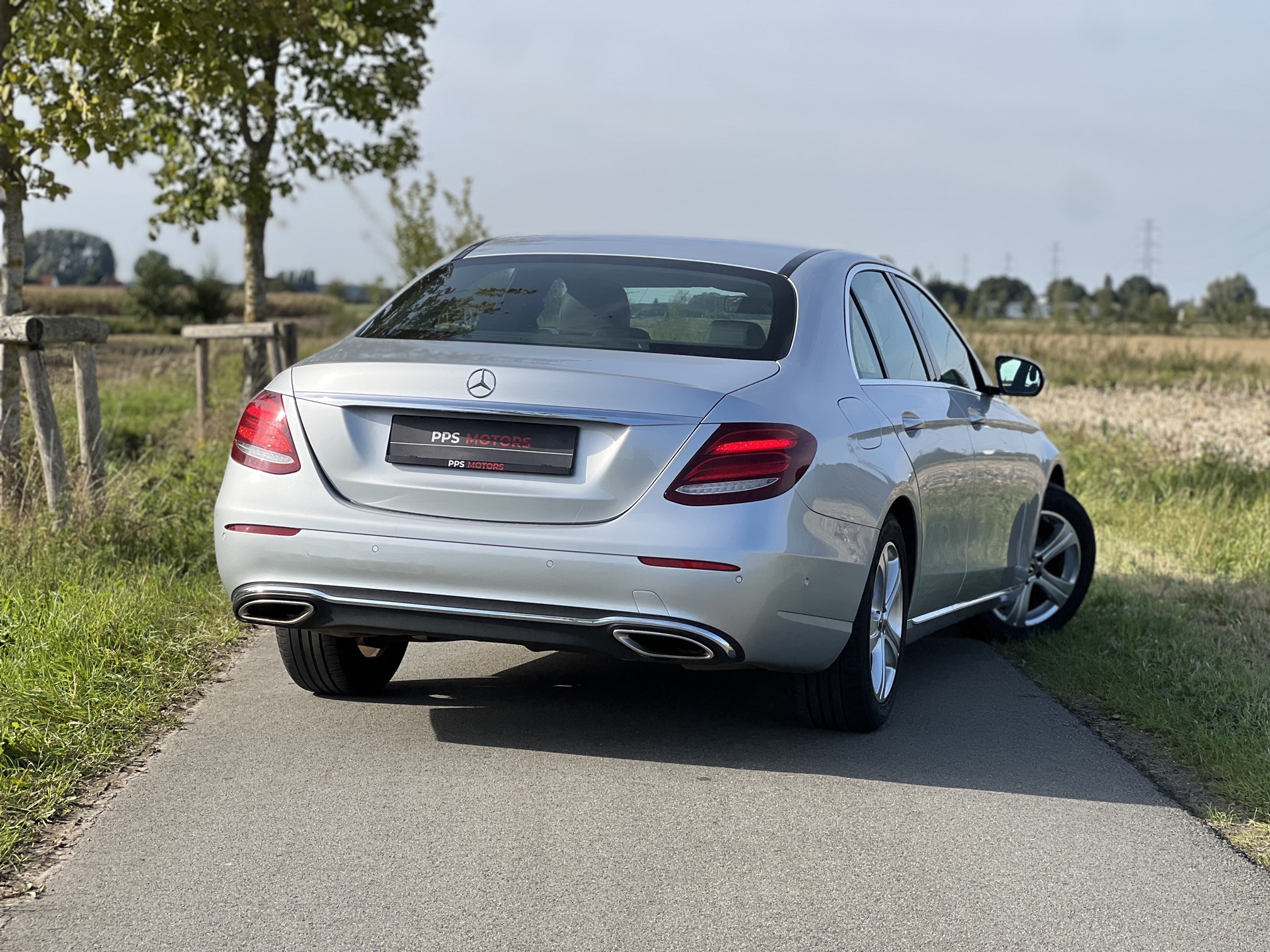 Mercedes Benz E200 SEDAN photo 12