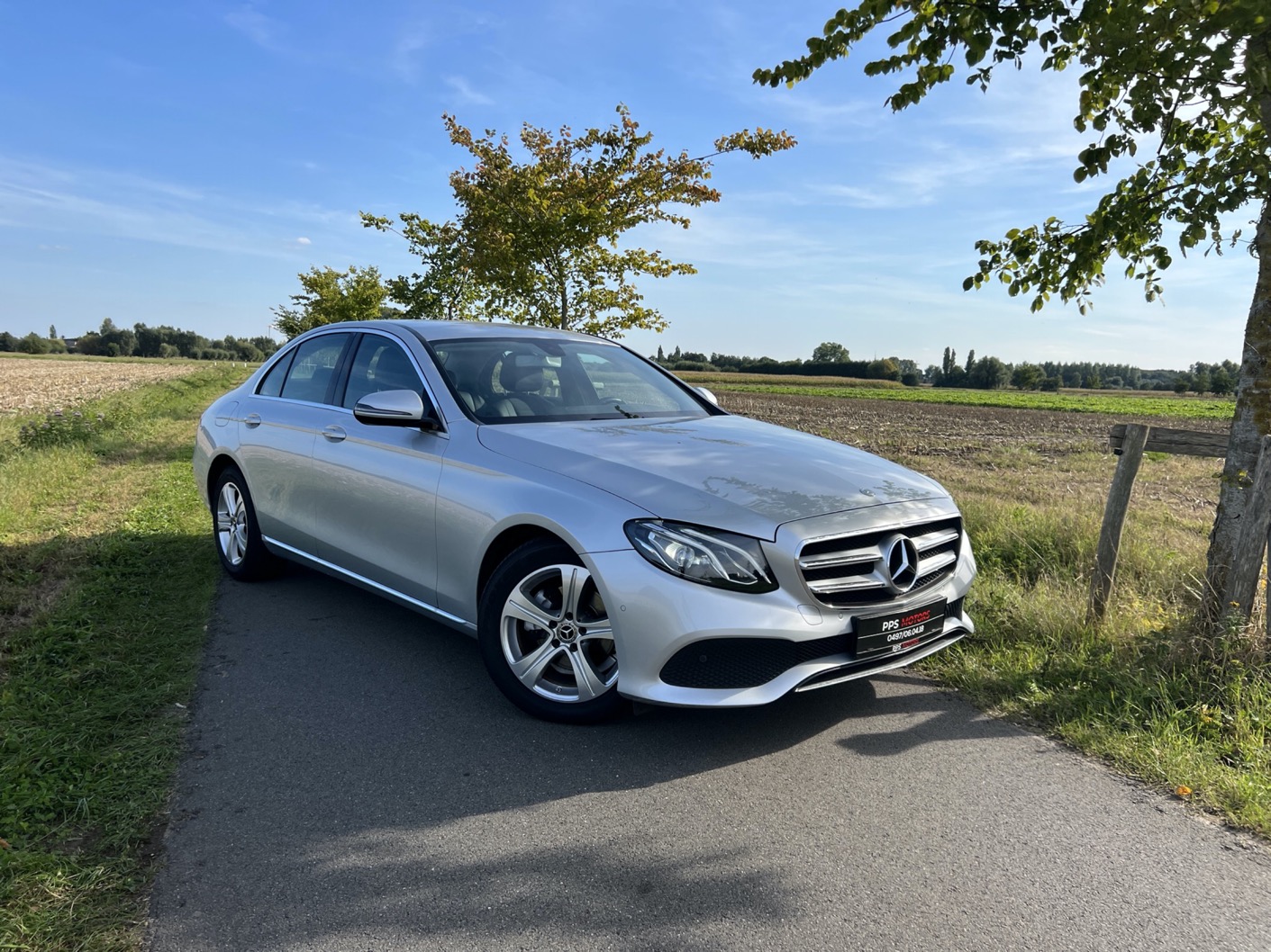 Mercedes Benz E200 SEDAN photo 4